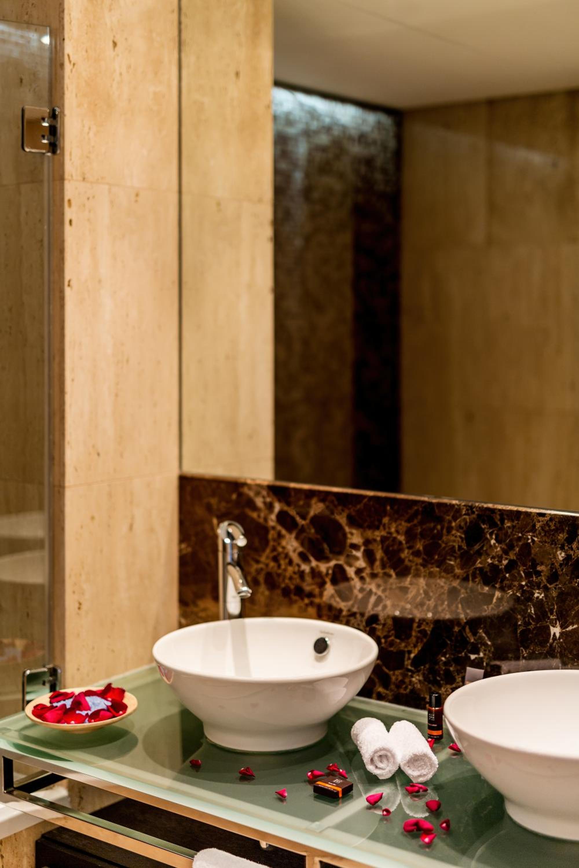 Suite With Romantic Package photo 2
