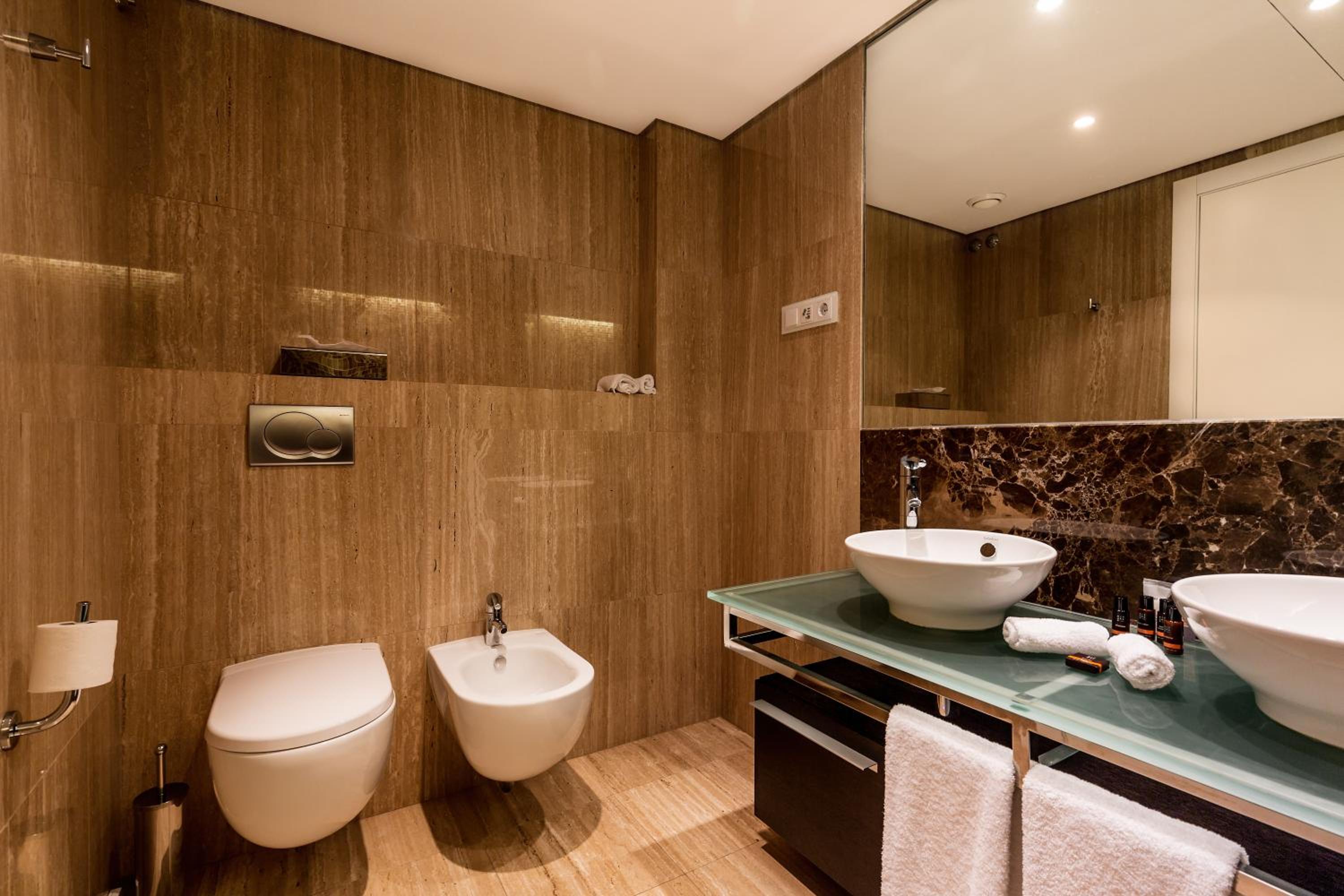 Luxury Two-Bedroom Suite - Photo 2