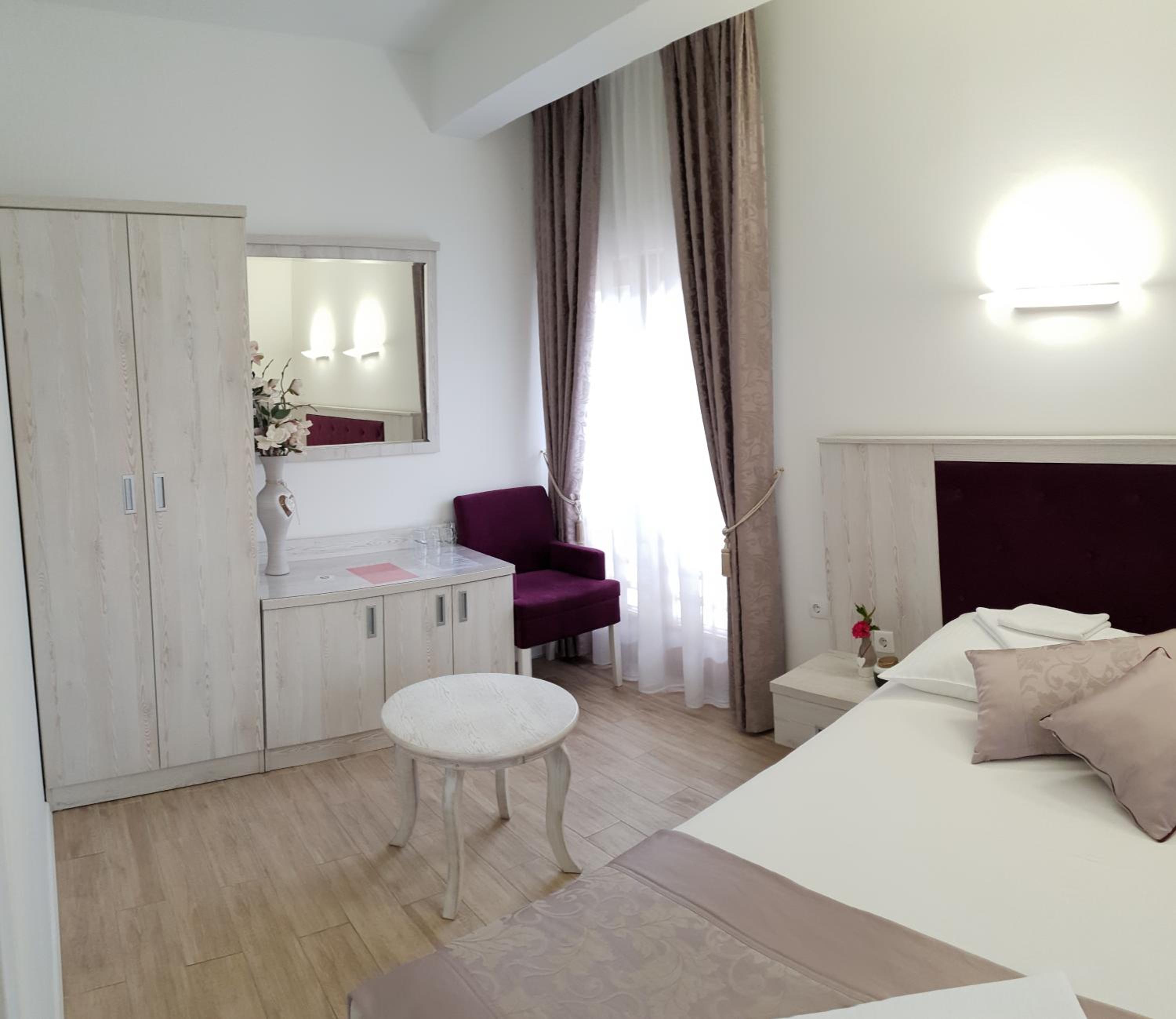 Deluxe Double Room - Photo 10