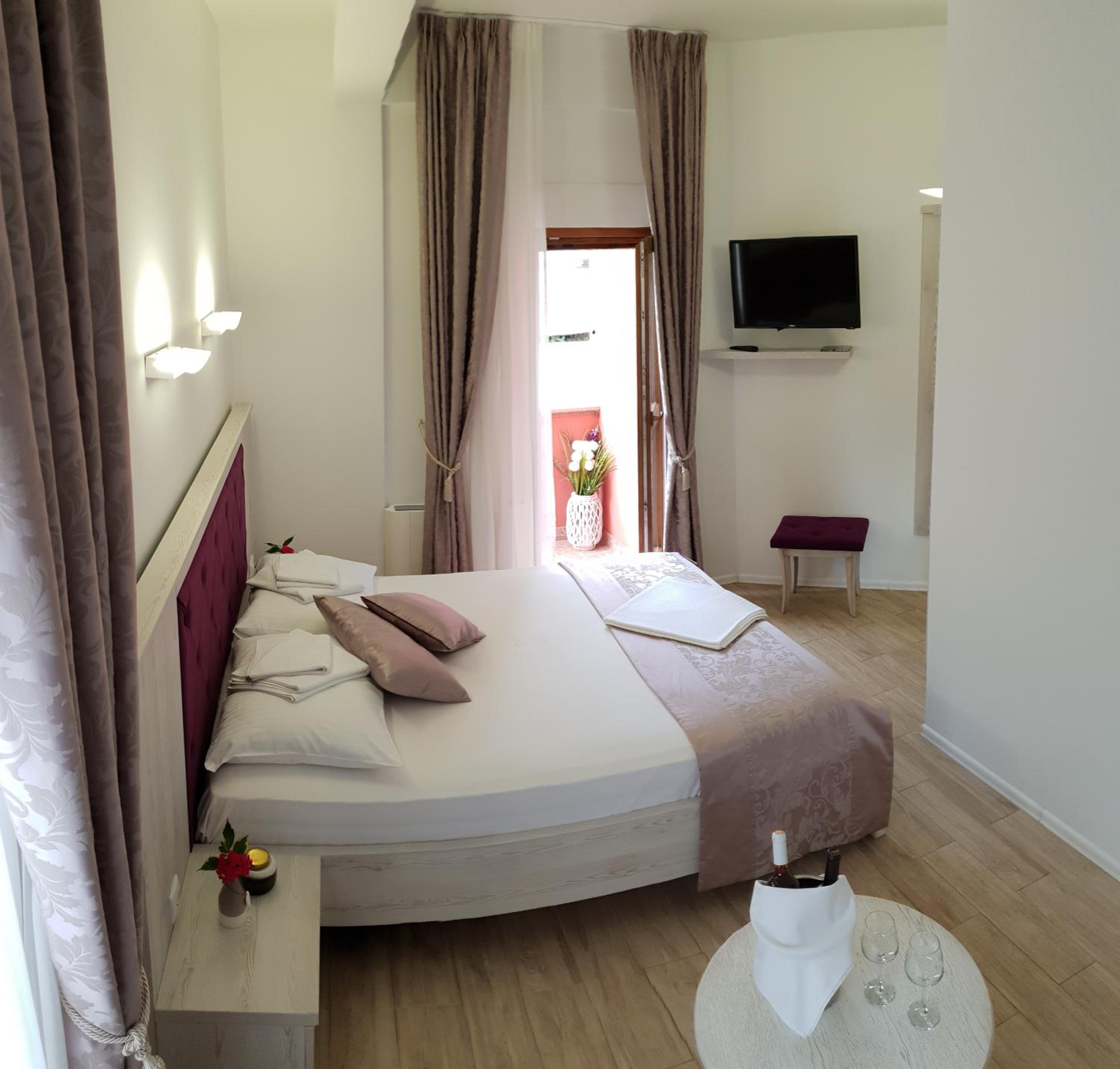 Deluxe Double Room - Photo 8
