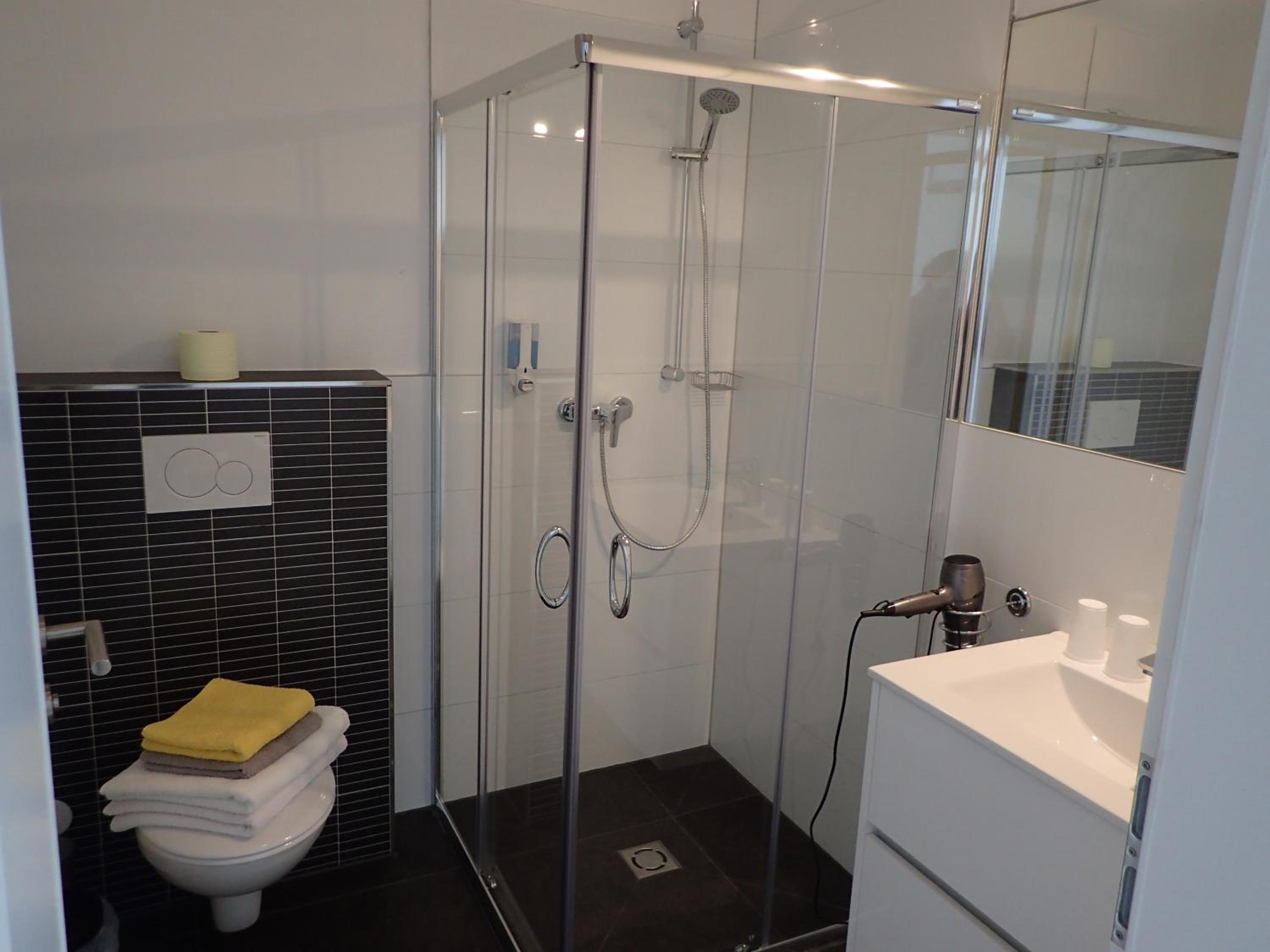 Twin Room with Balcony - Photo 5