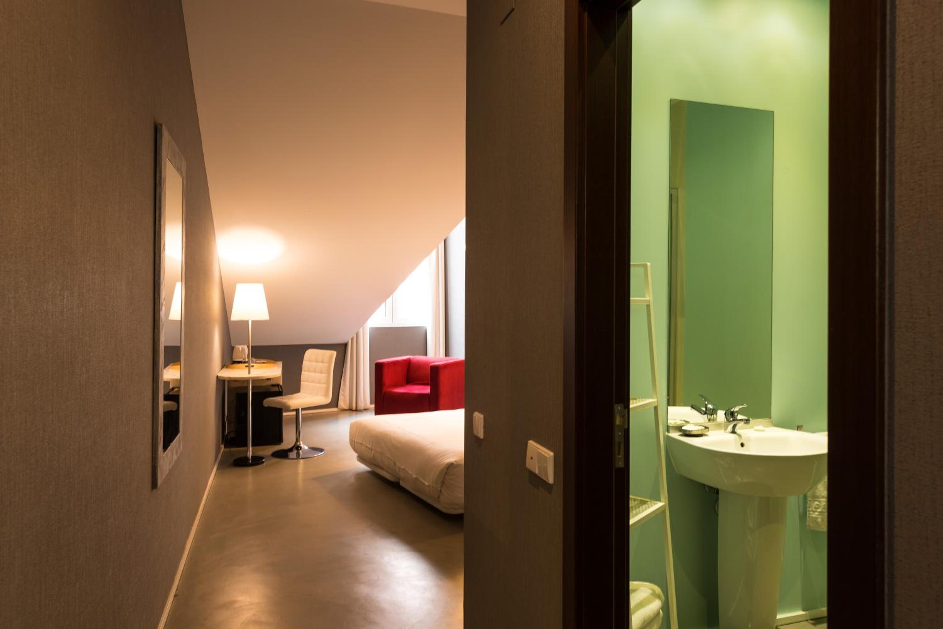 Standard Double or Twin Room - Photo 8