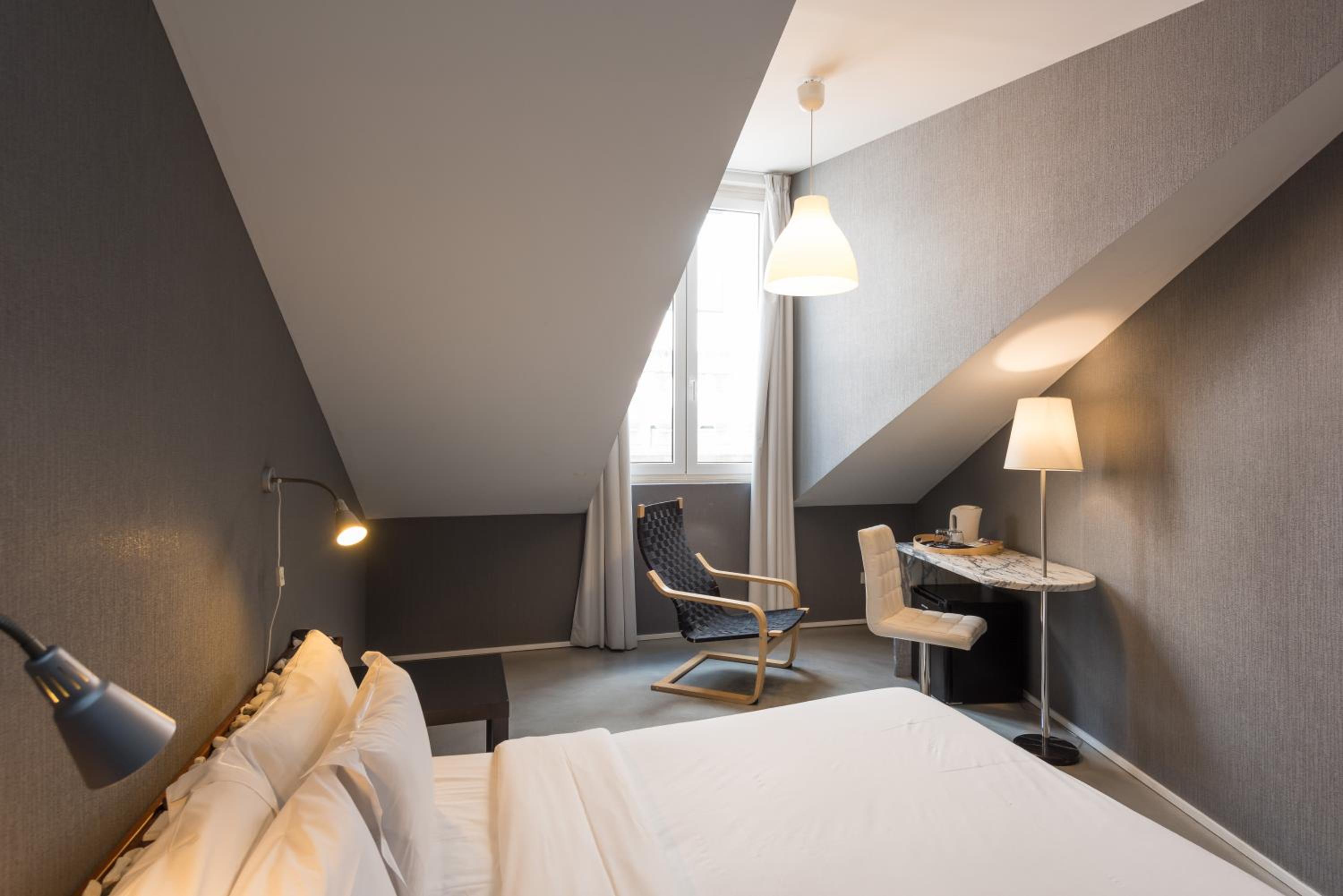 Standard Double or Twin Room - Photo 9
