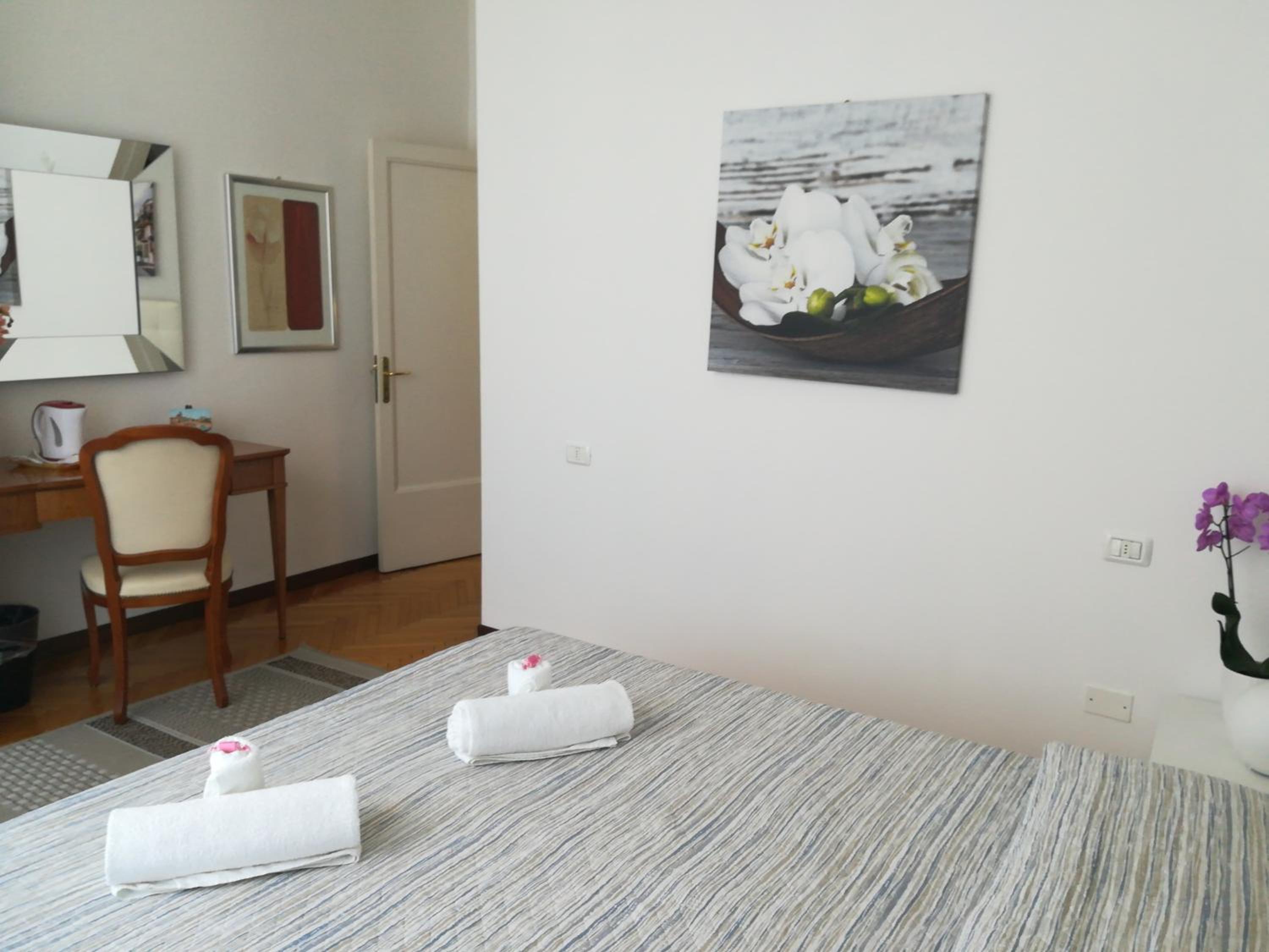Double Room with Private Bathroom - Photo 23