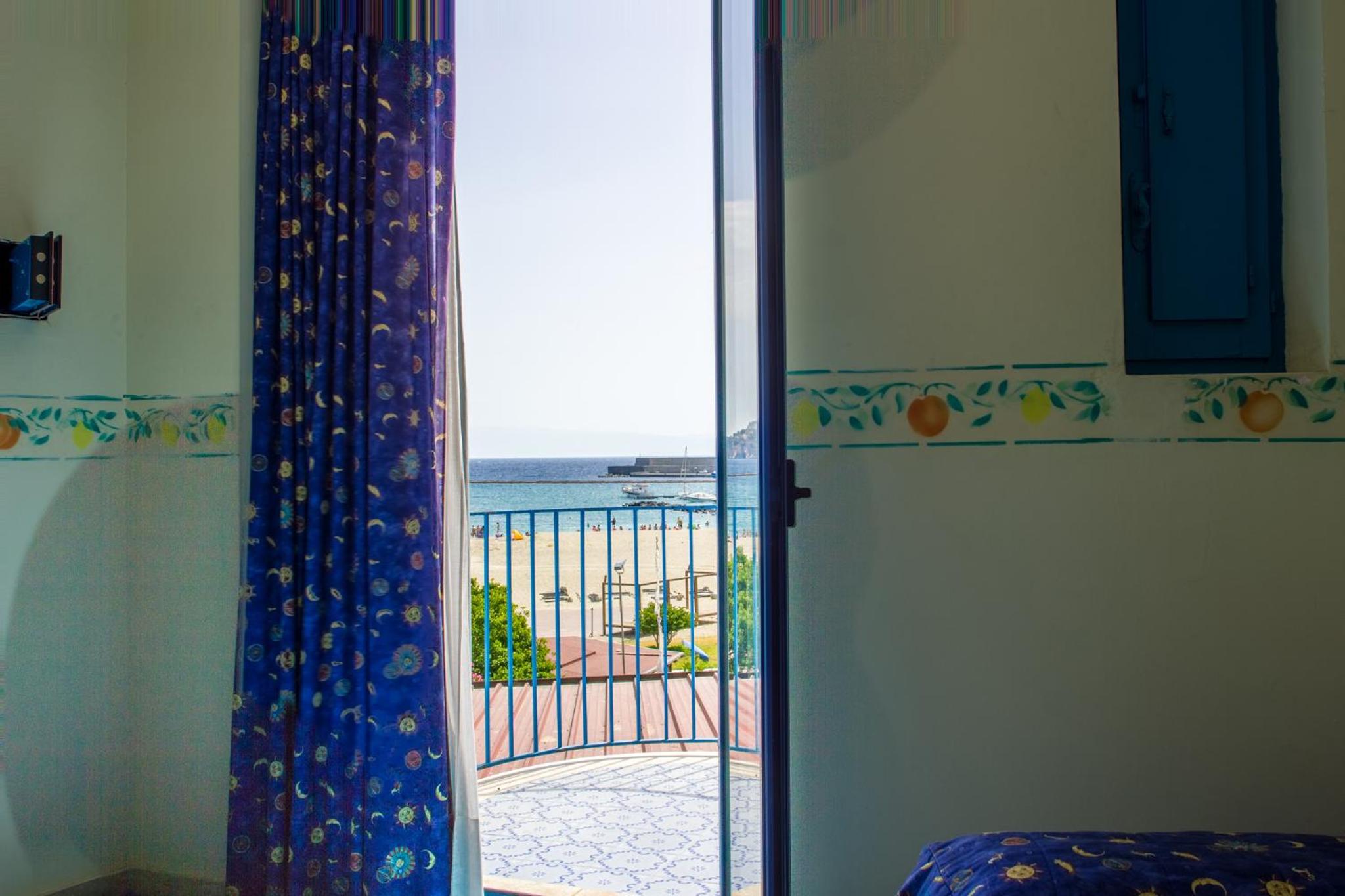 Double or Twin Room with Sea View - Photo 3