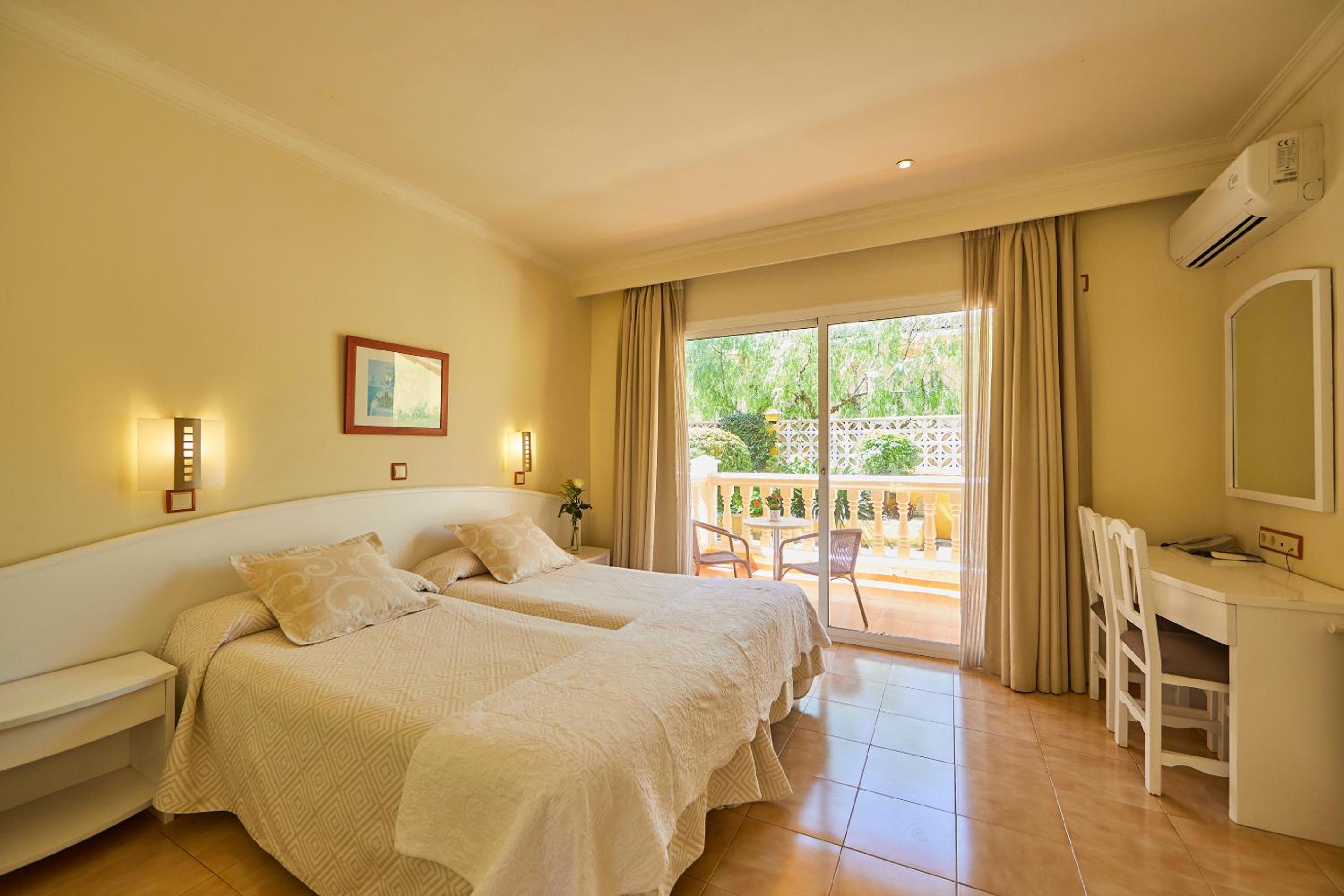 Twin Room with Balcony - Photo 1