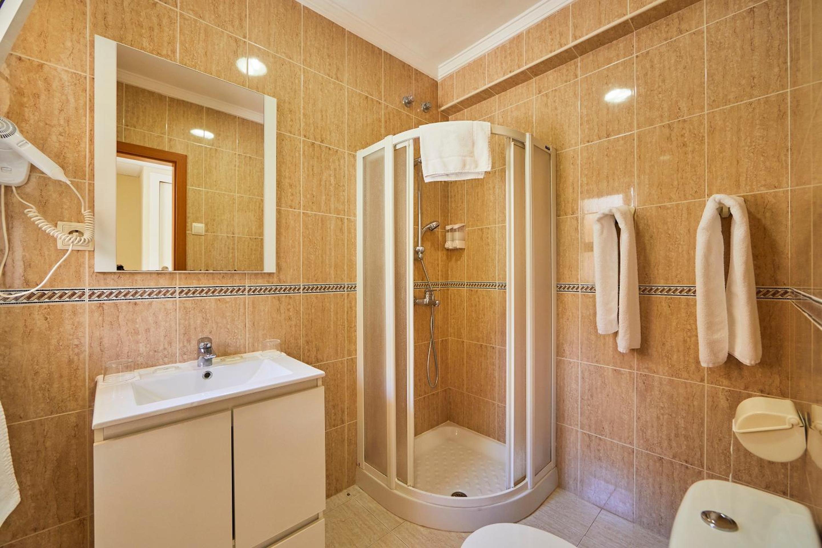 Twin Room with Balcony - Photo 4