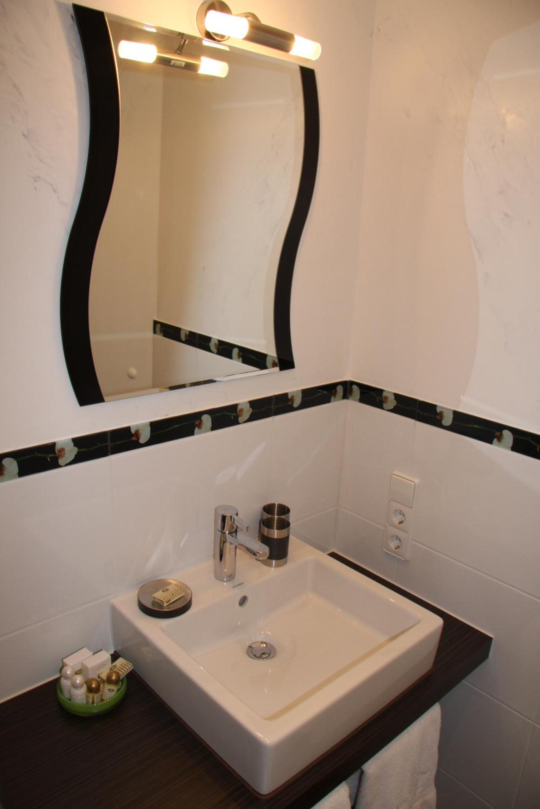 Standard Double Room - Photo 5