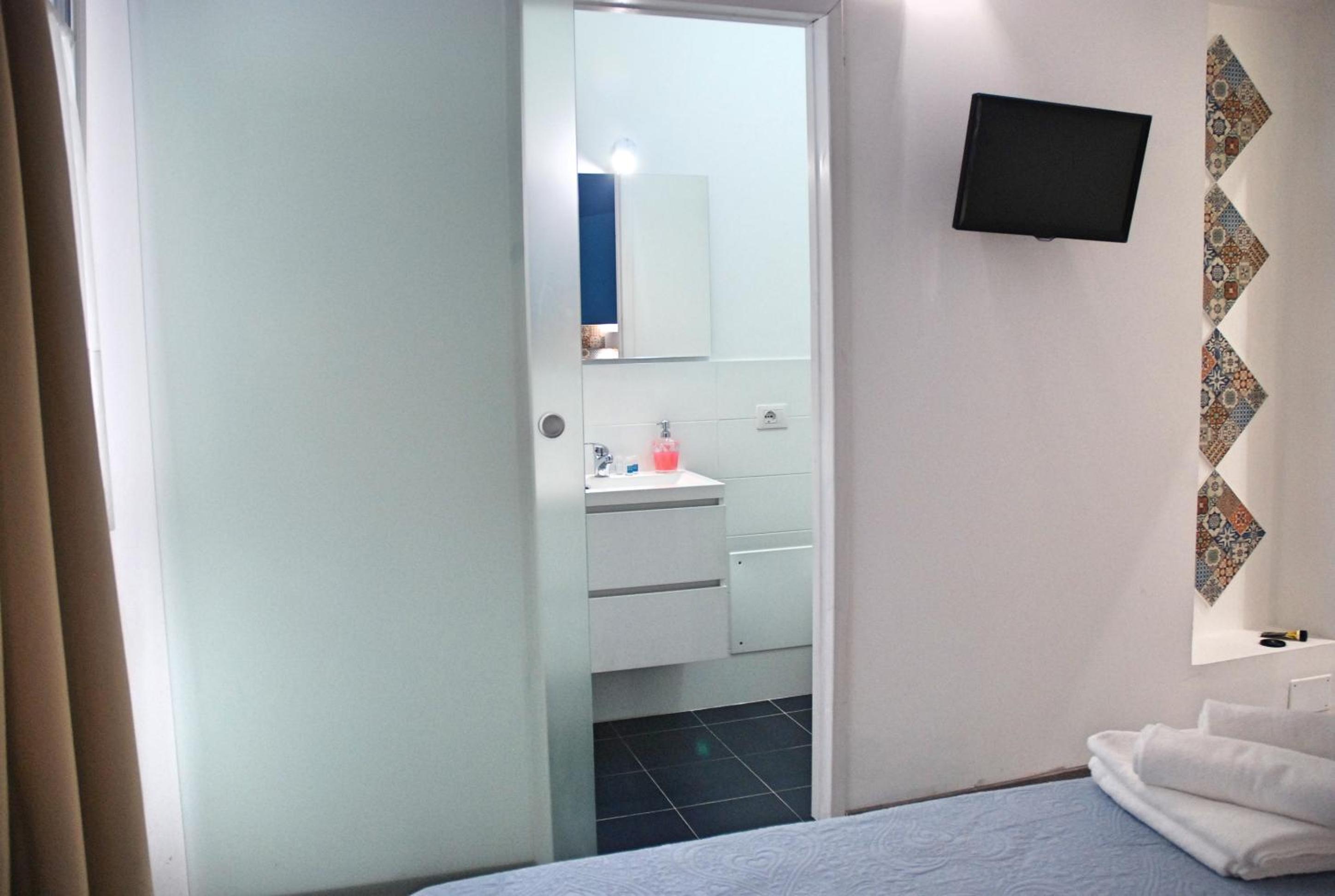 Economy Double Room - Photo 5