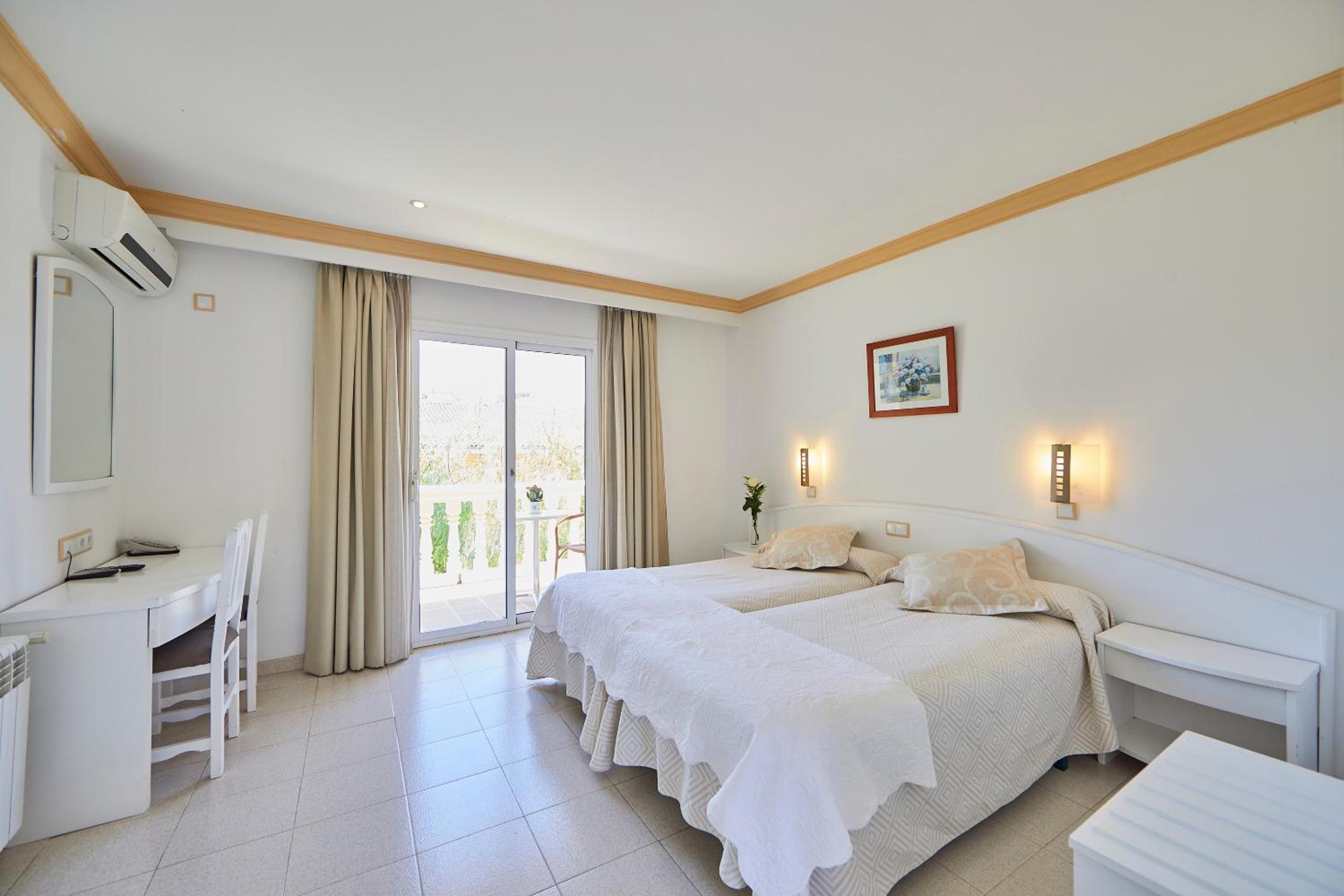 Twin Room with Balcony - Photo 2