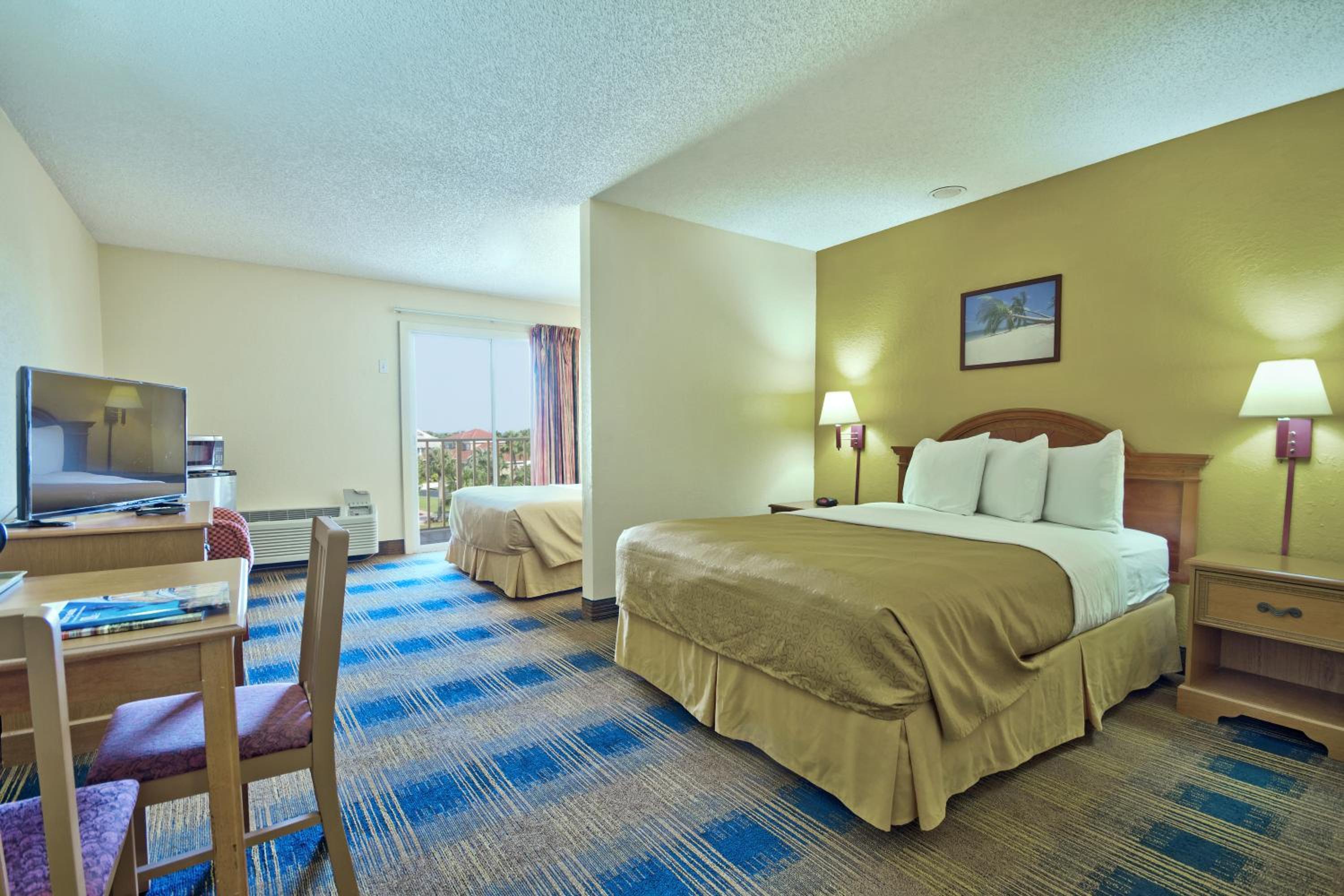 Executive Queen Room with Two Queen Beds - Non-Smoking photo 2