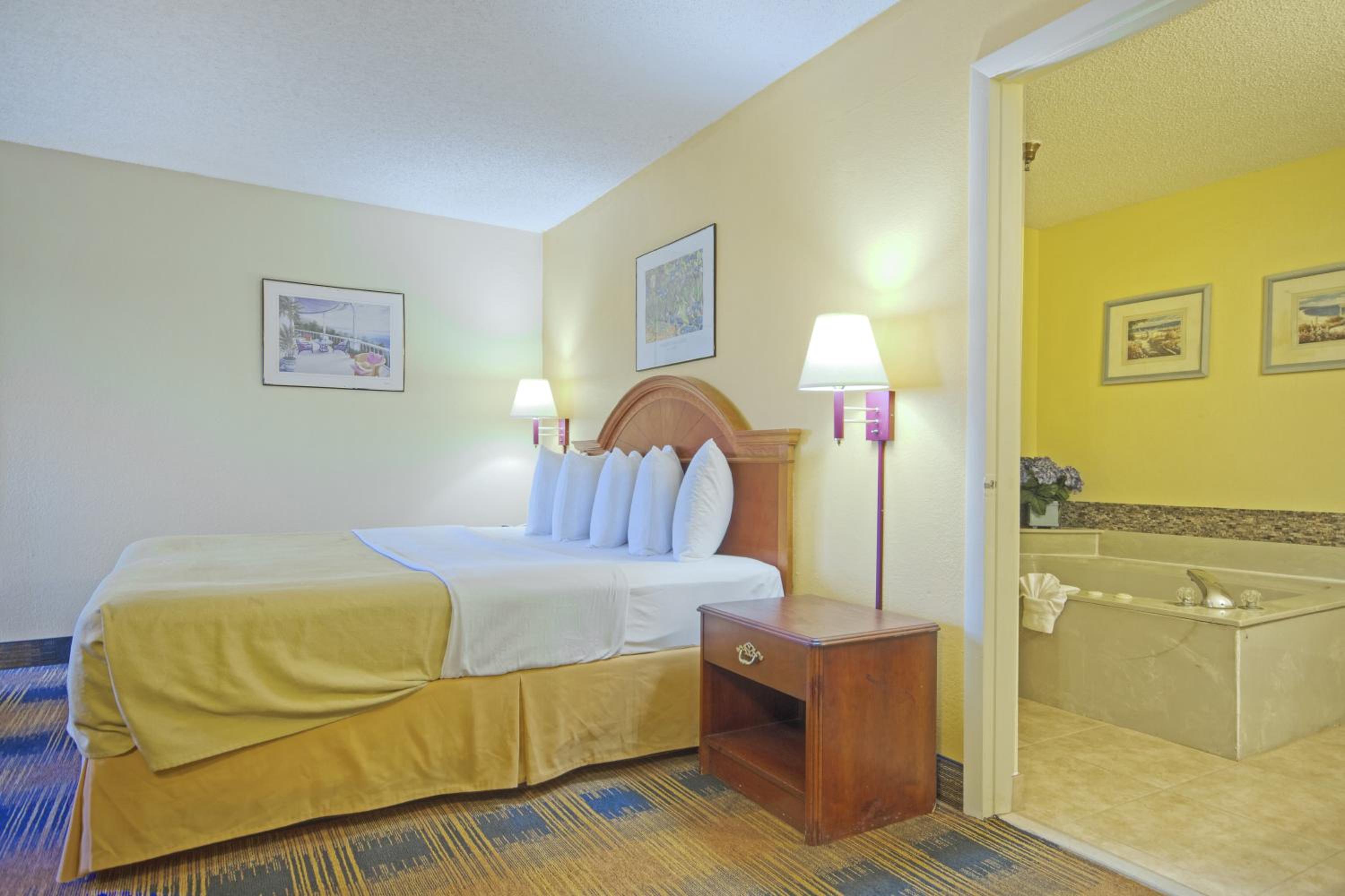 King Suite with Spa Bath - Non-Smoking photo 3