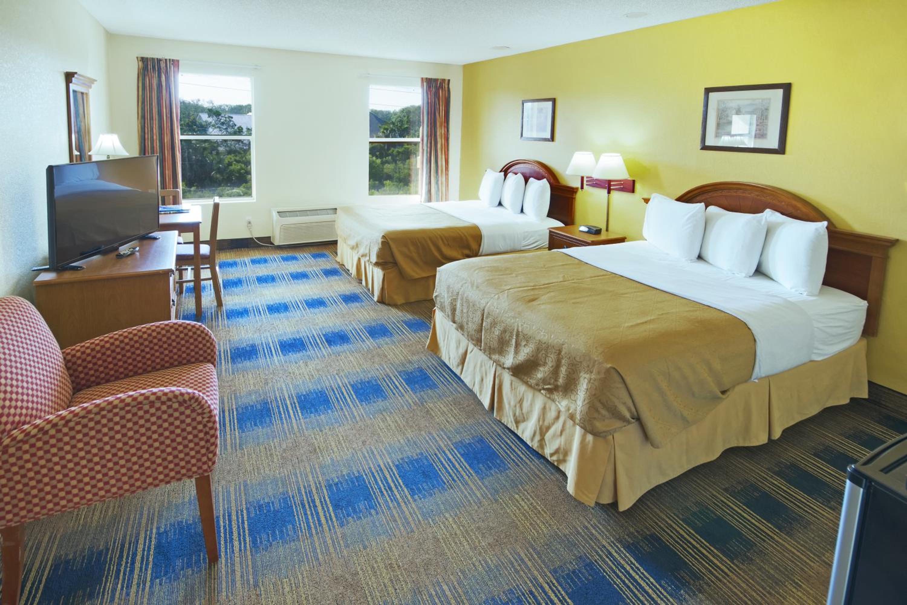 Queen Room with Two Queen Beds - Non-Smoking photo 1