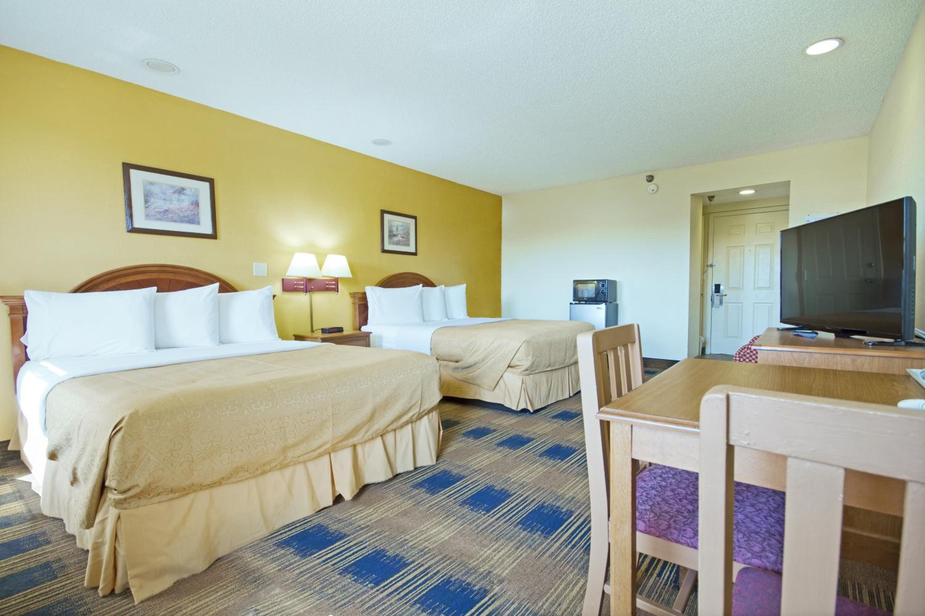 Queen Room with Two Queen Beds - Non-Smoking photo 2