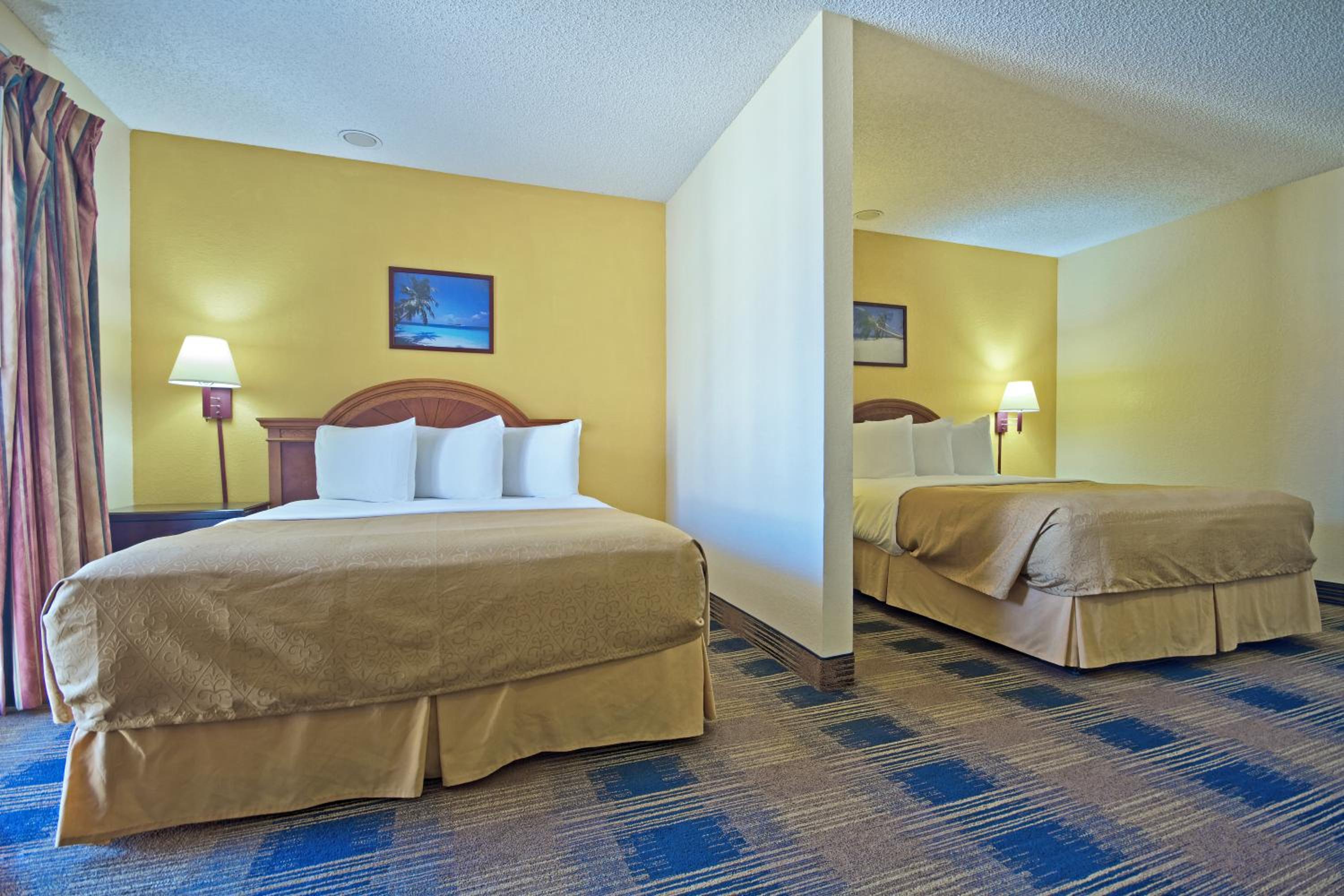 Executive Queen Room with Two Queen Beds - Non-Smoking photo 1
