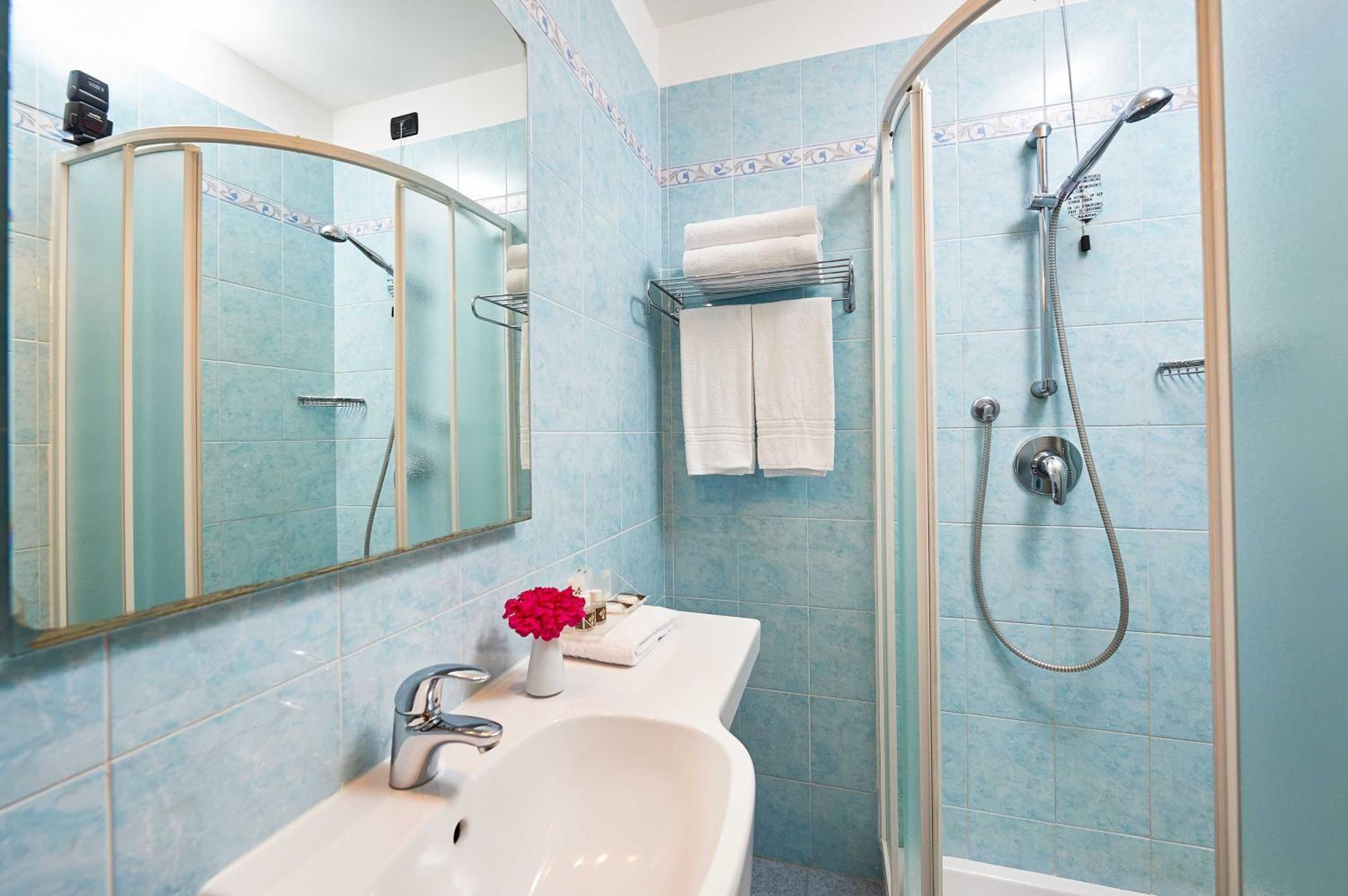 Standard Double or Twin Room - Photo 10