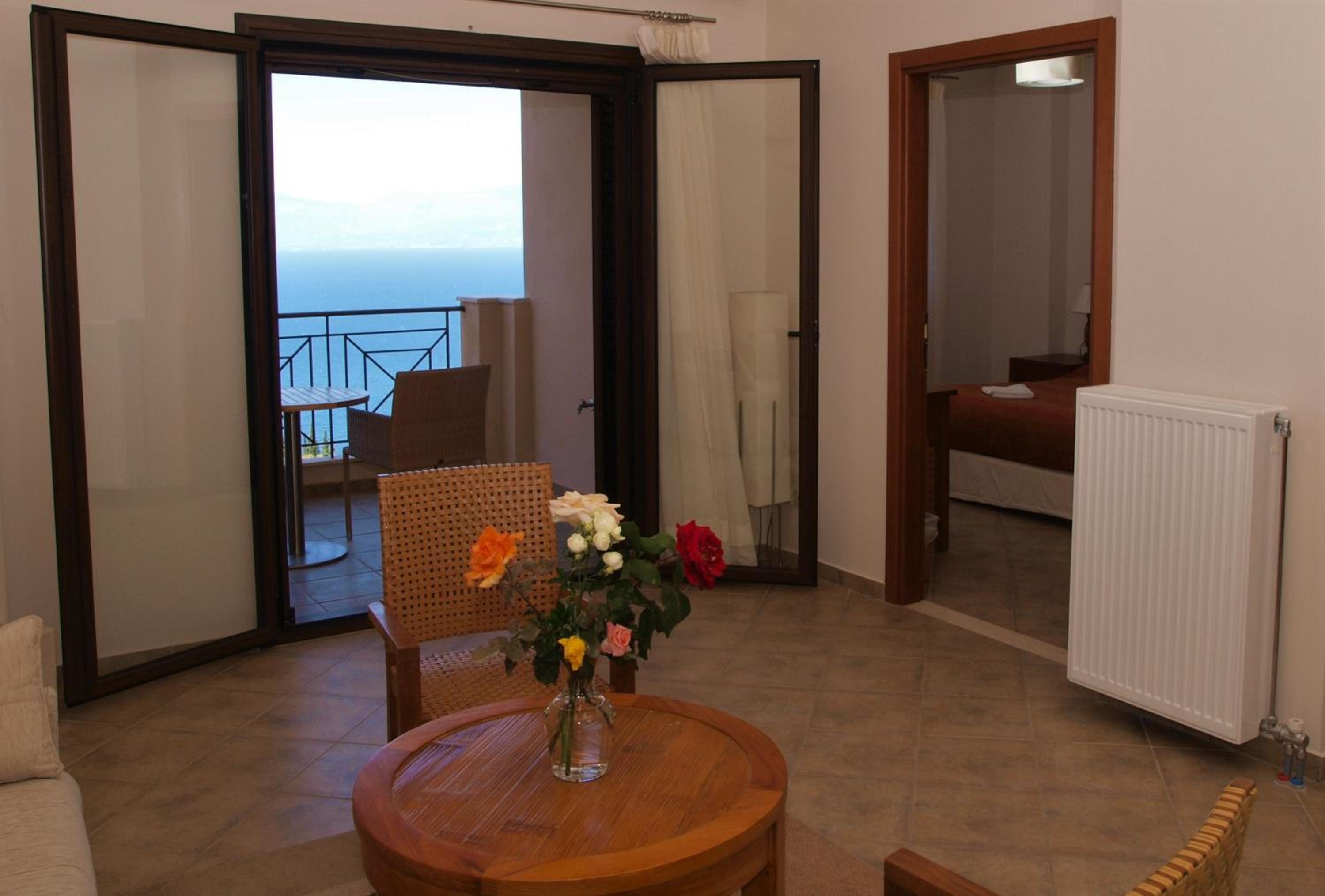 Superior Suite with Sea View - Photo 5