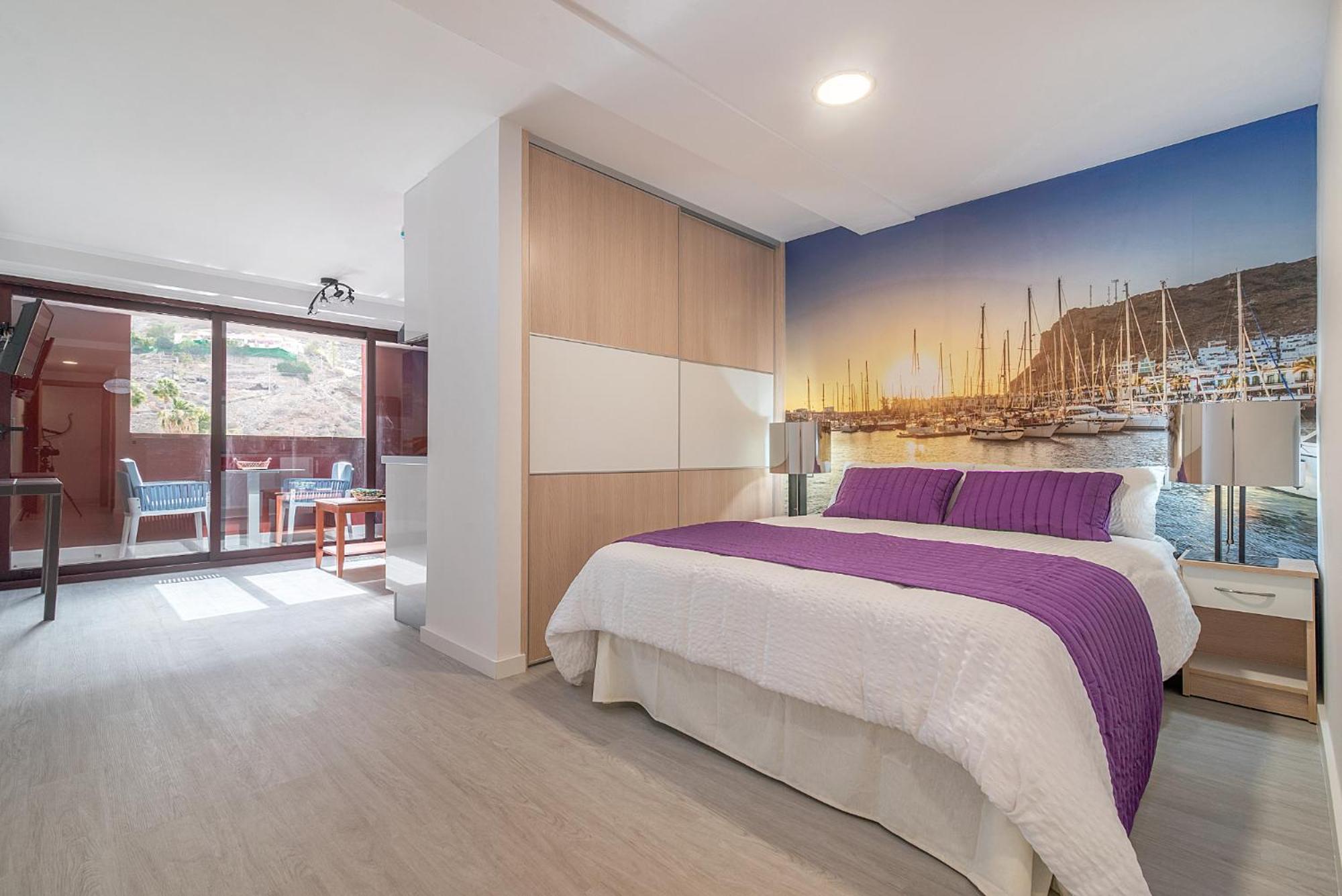 Apartamento con Balcón y Vista a la Piscina