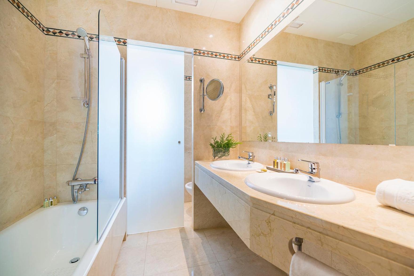 Habitación Familiar con Vista al Jardín