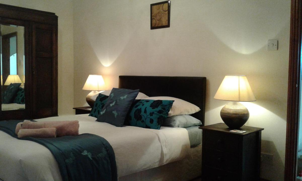 Double Room with Shared Bathroom photo 2