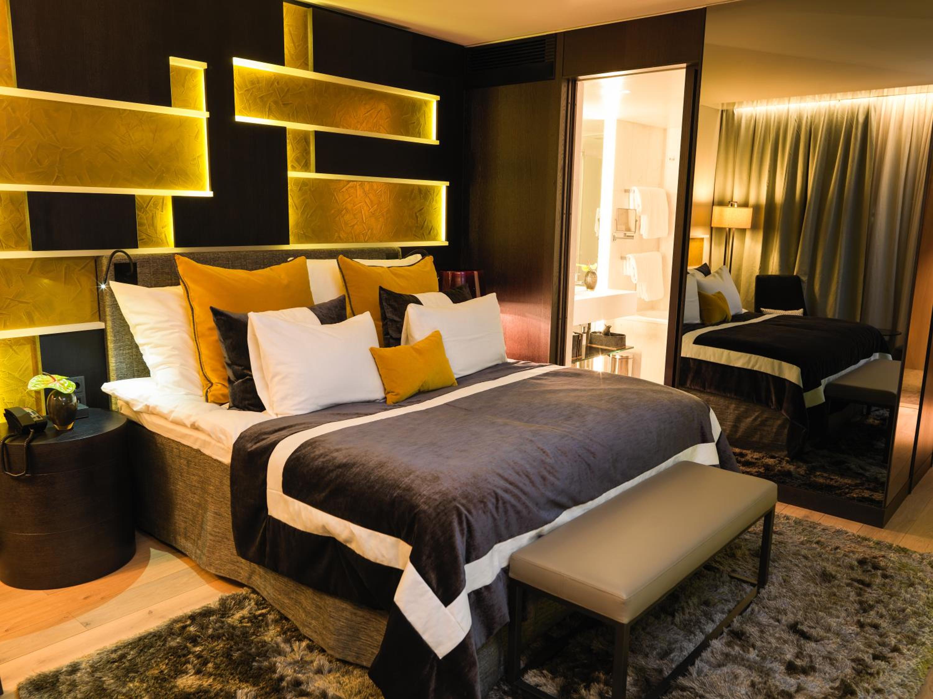 Superior Double Room thumbnail 6