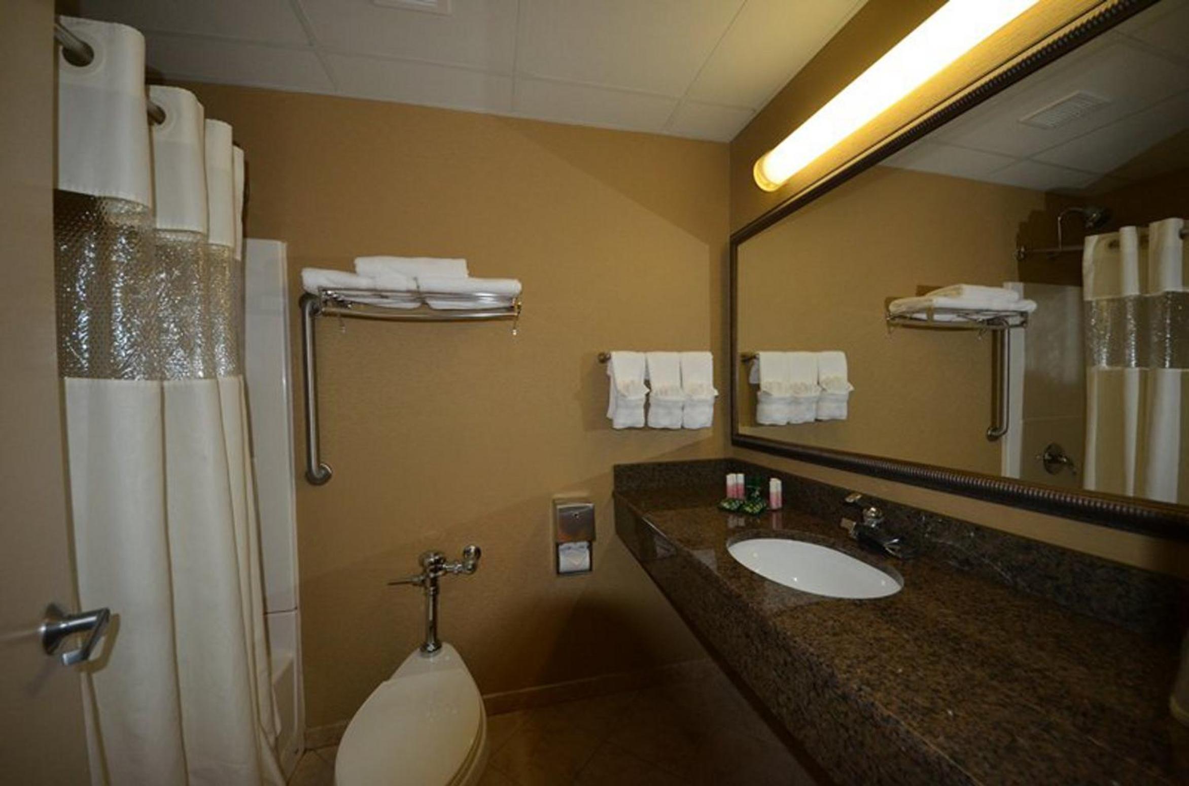 Queen Room with Two Queen Beds - Disability Access - Photo 5
