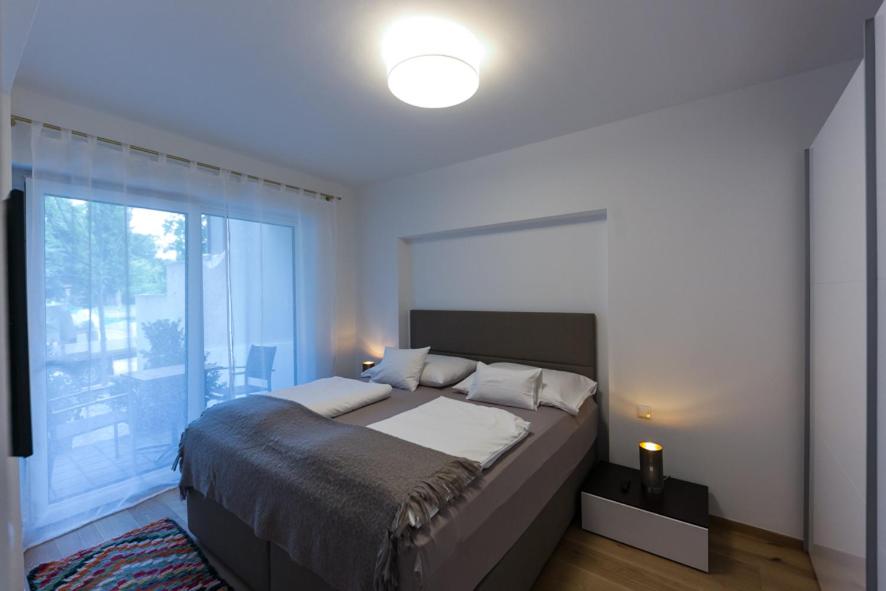Apartment with Terrace - Ground Floor and Air-Conditioning  - 1  photo 3