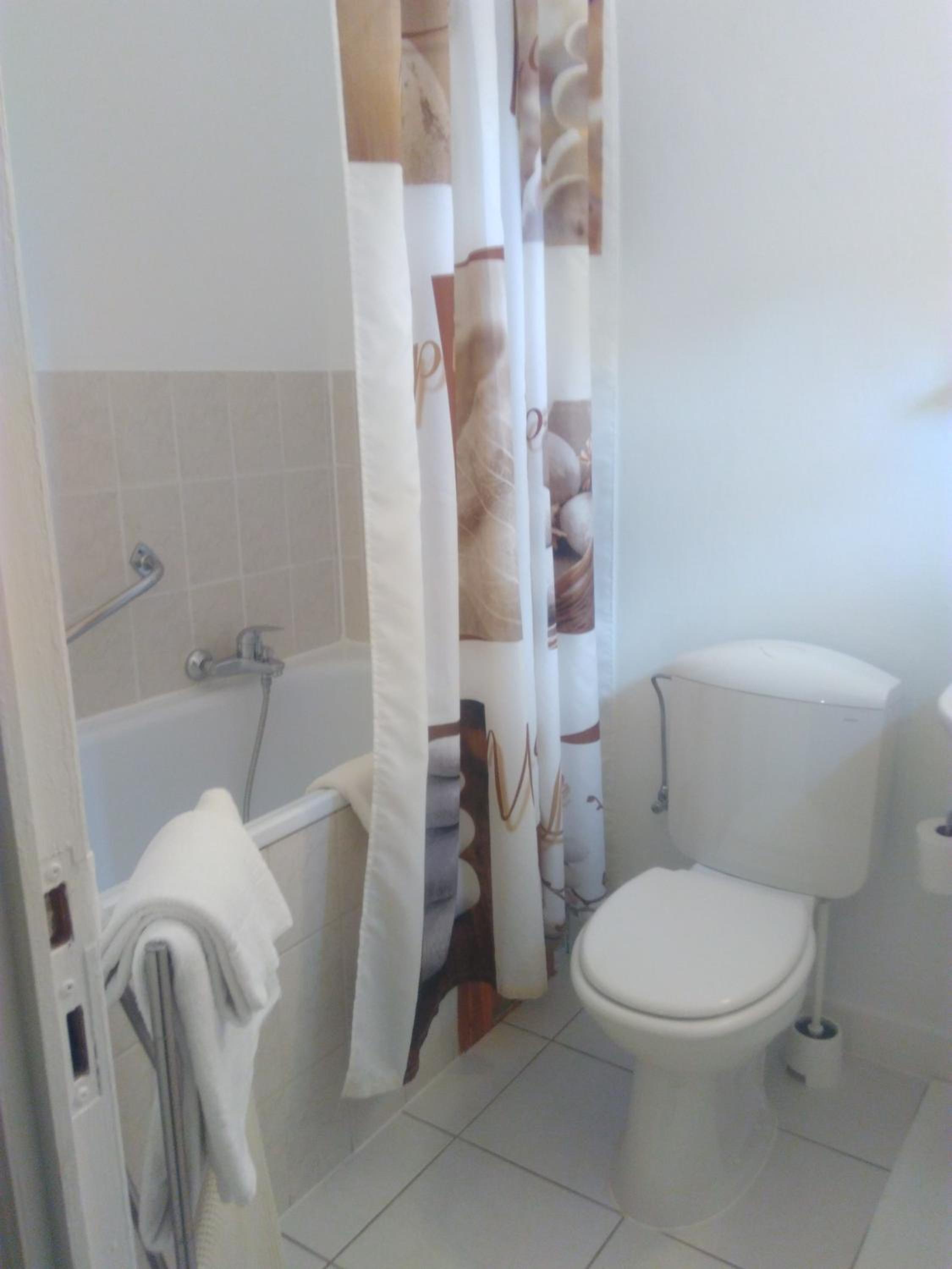 Twin Room with Bath - Photo 9