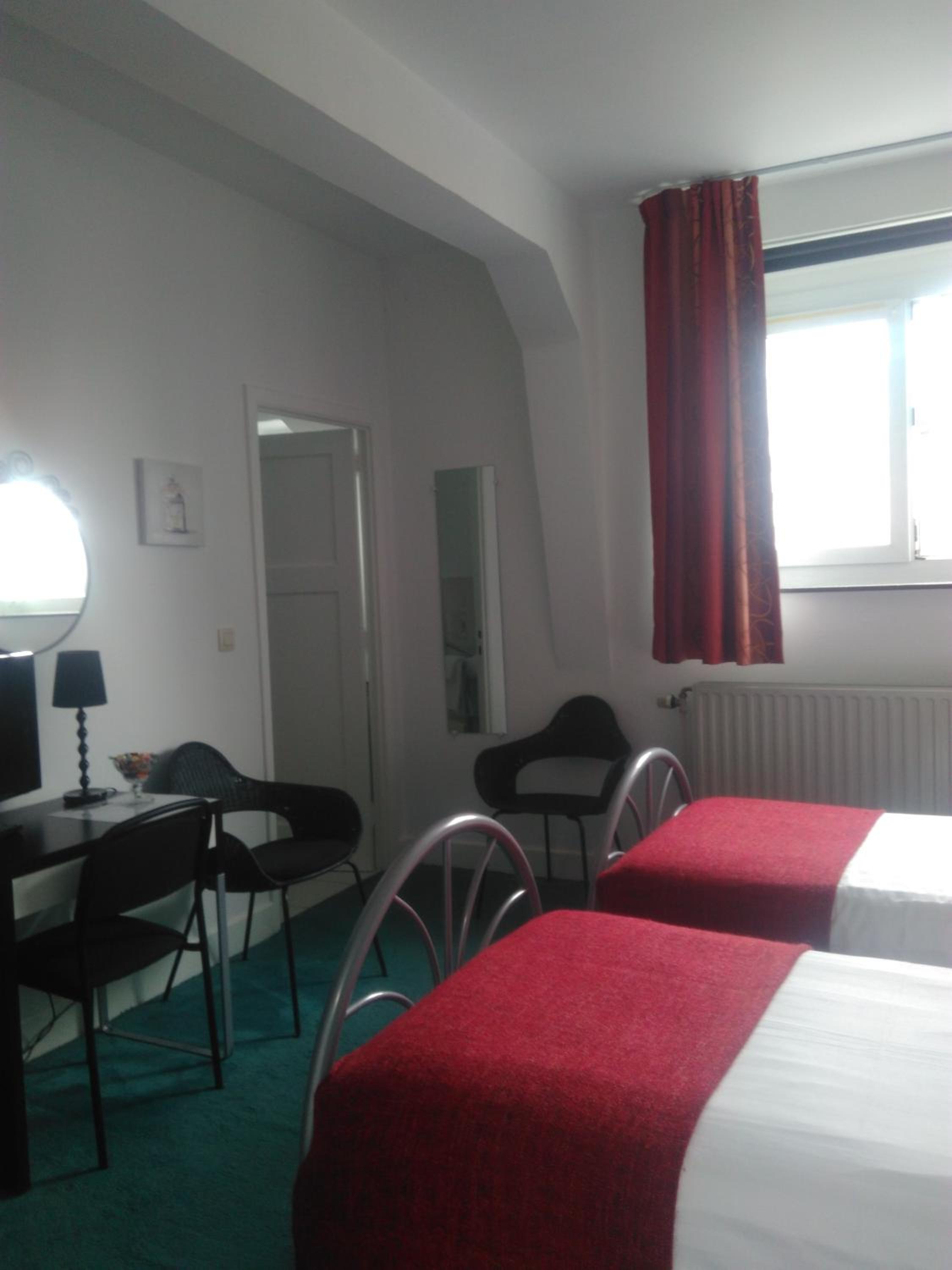 Twin Room with Bath - Photo 3