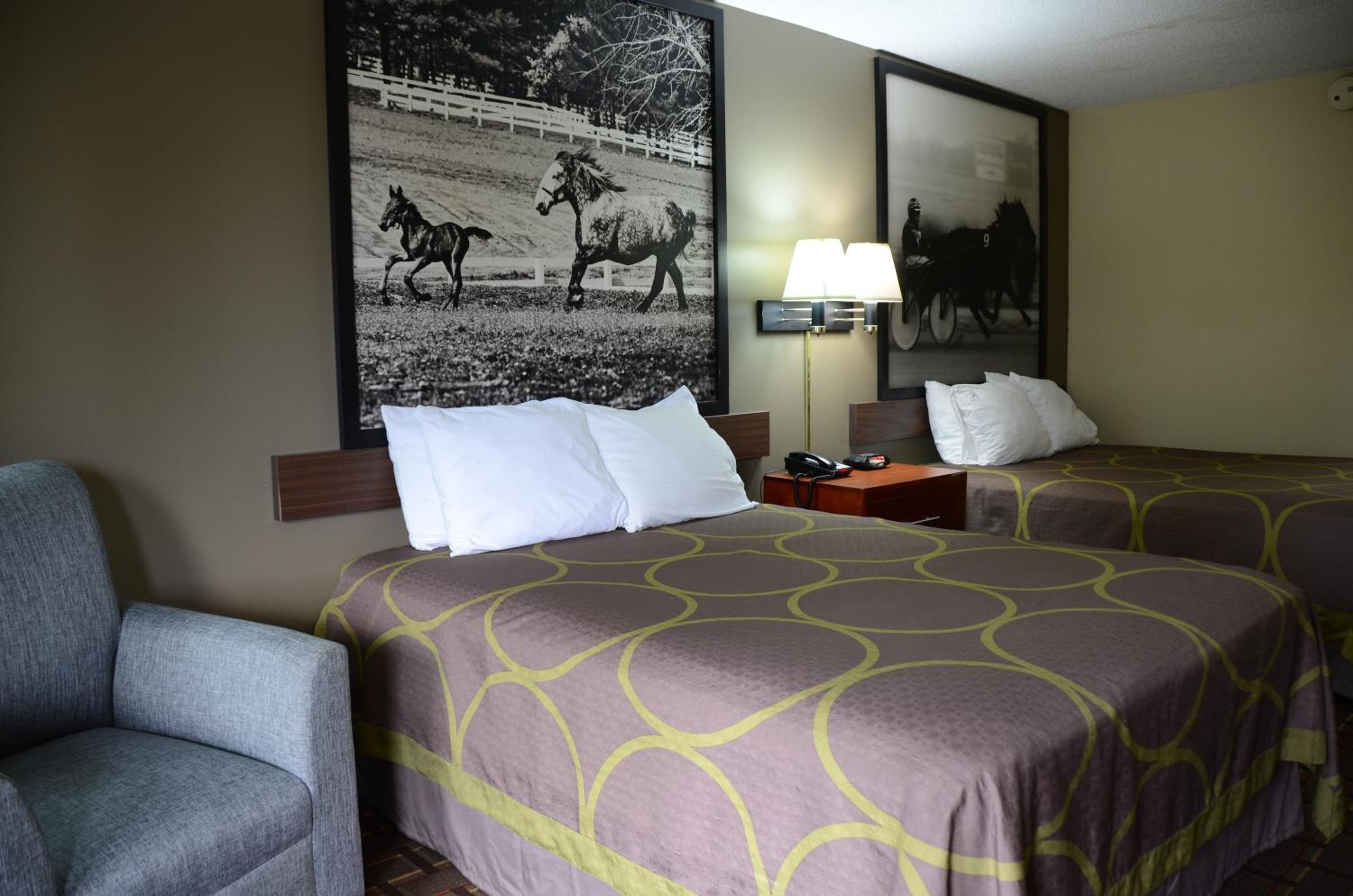 Queen Room with Two Queen Beds - Non-Smoking - Photo 3