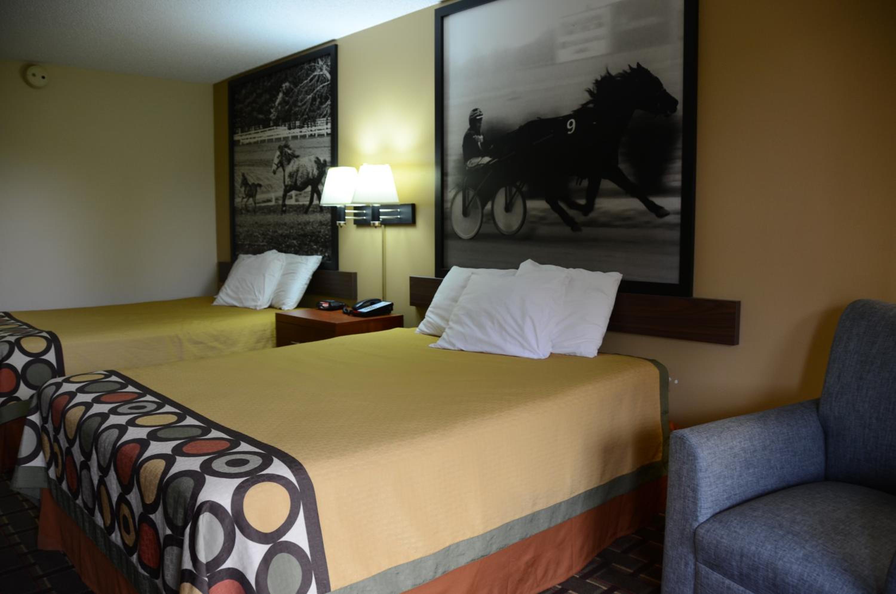 Queen Room with Two Queen Beds - Non-Smoking - Photo 4