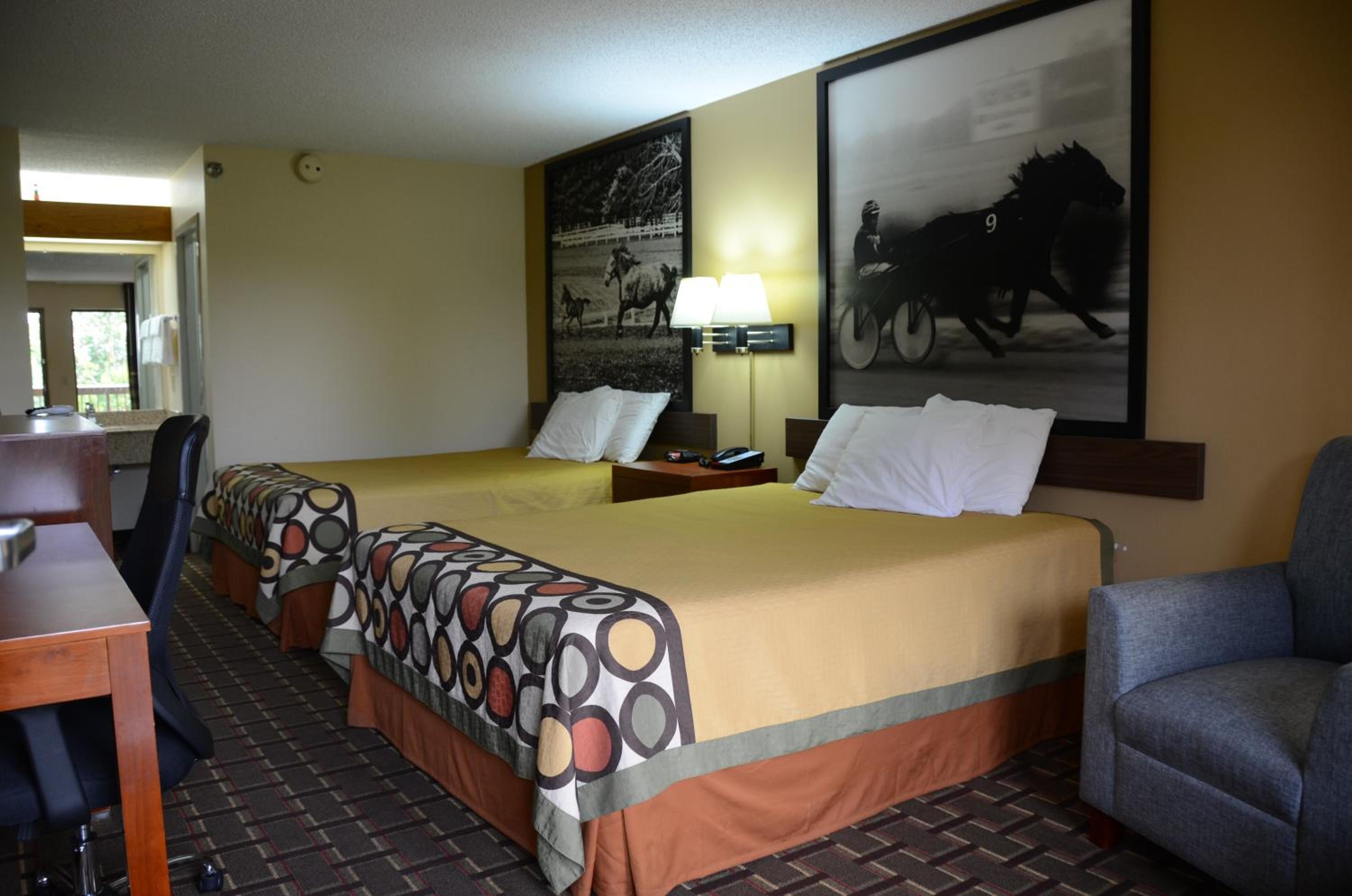 Queen Room with Two Queen Beds - Non-Smoking - Photo 5