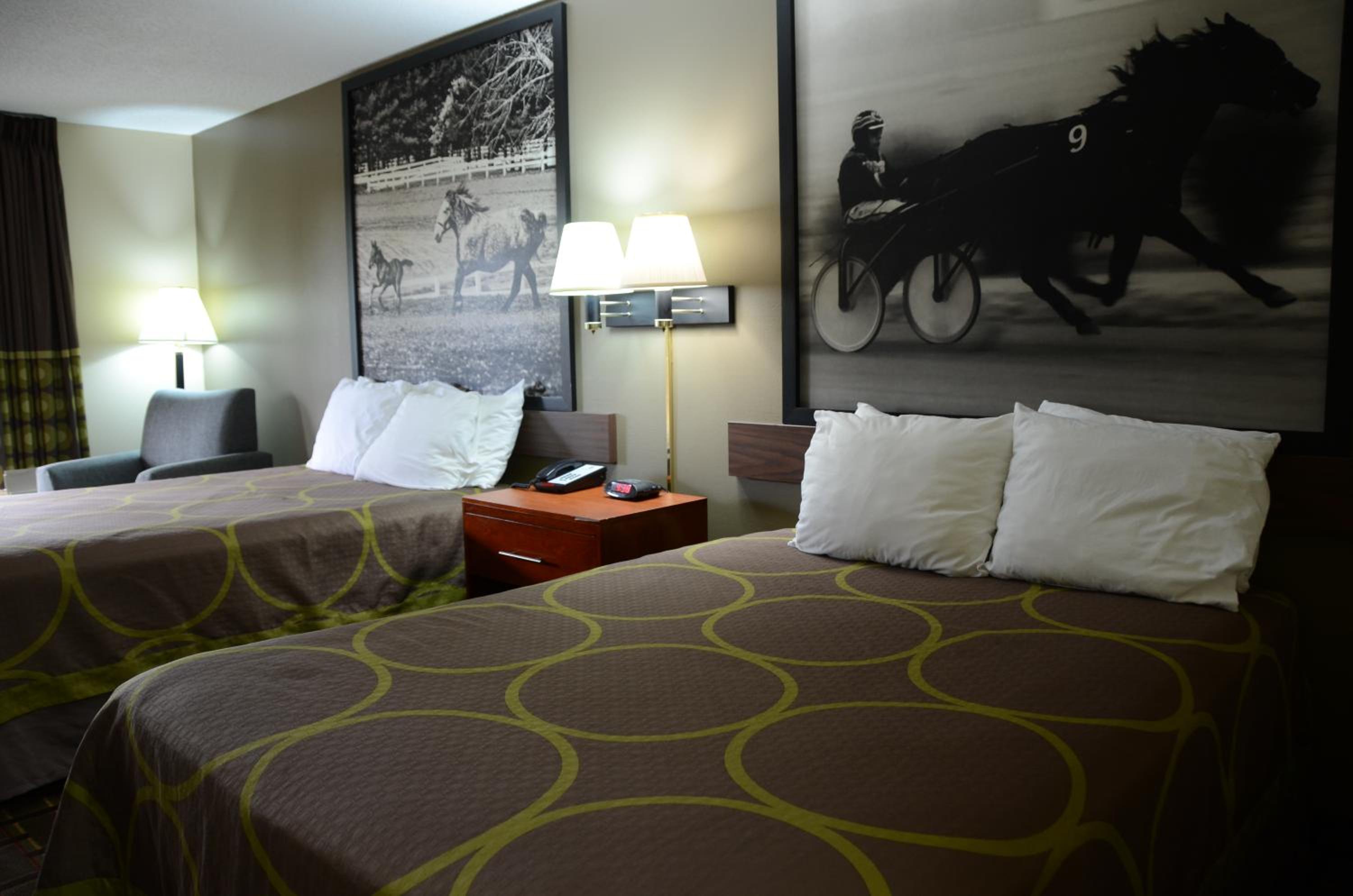 Queen Room with Two Queen Beds - Non-Smoking - Photo 6