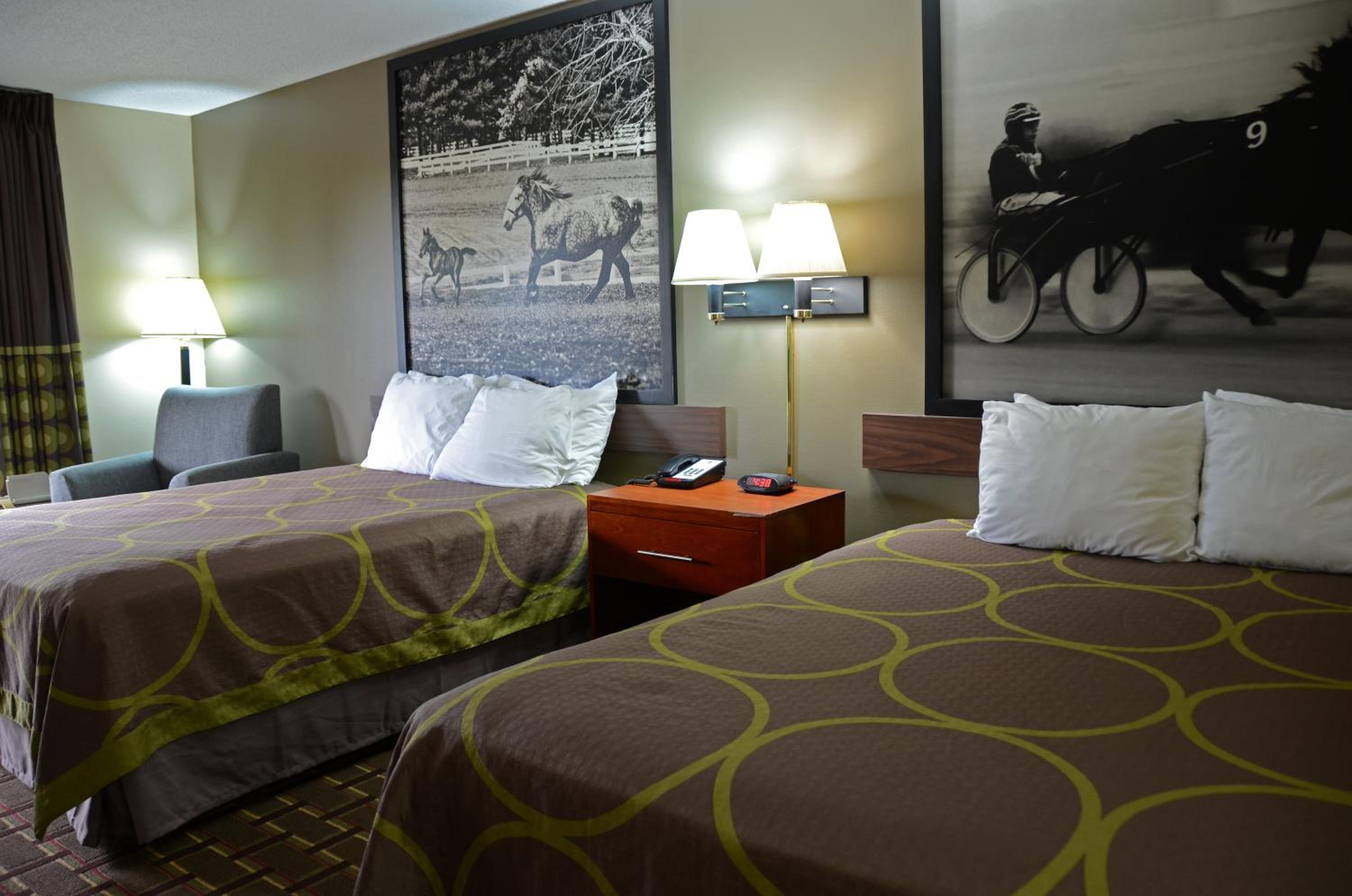 Queen Room with Two Queen Beds - Non-Smoking - Photo 7
