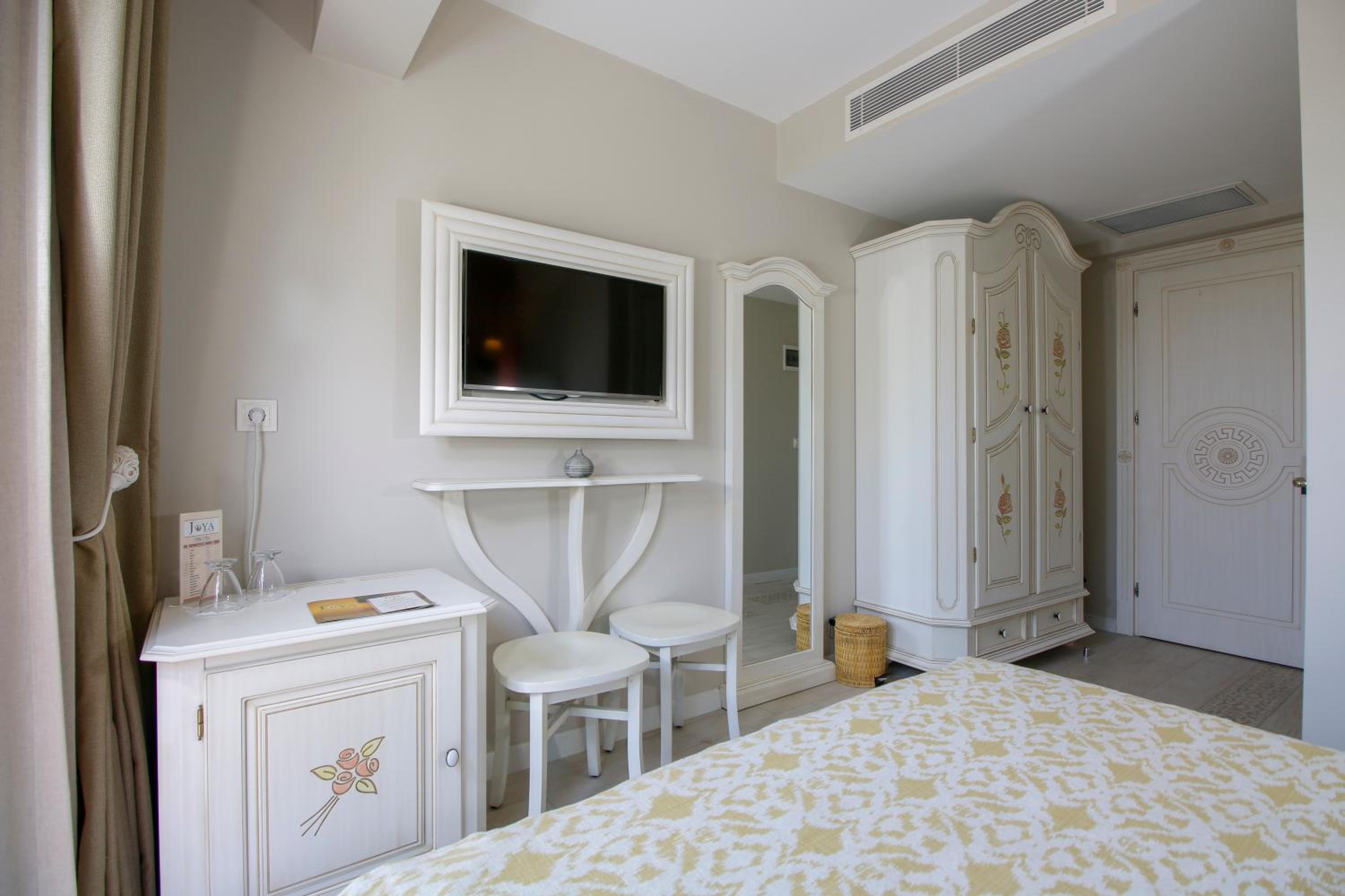 Standard Double Room - Photo 10