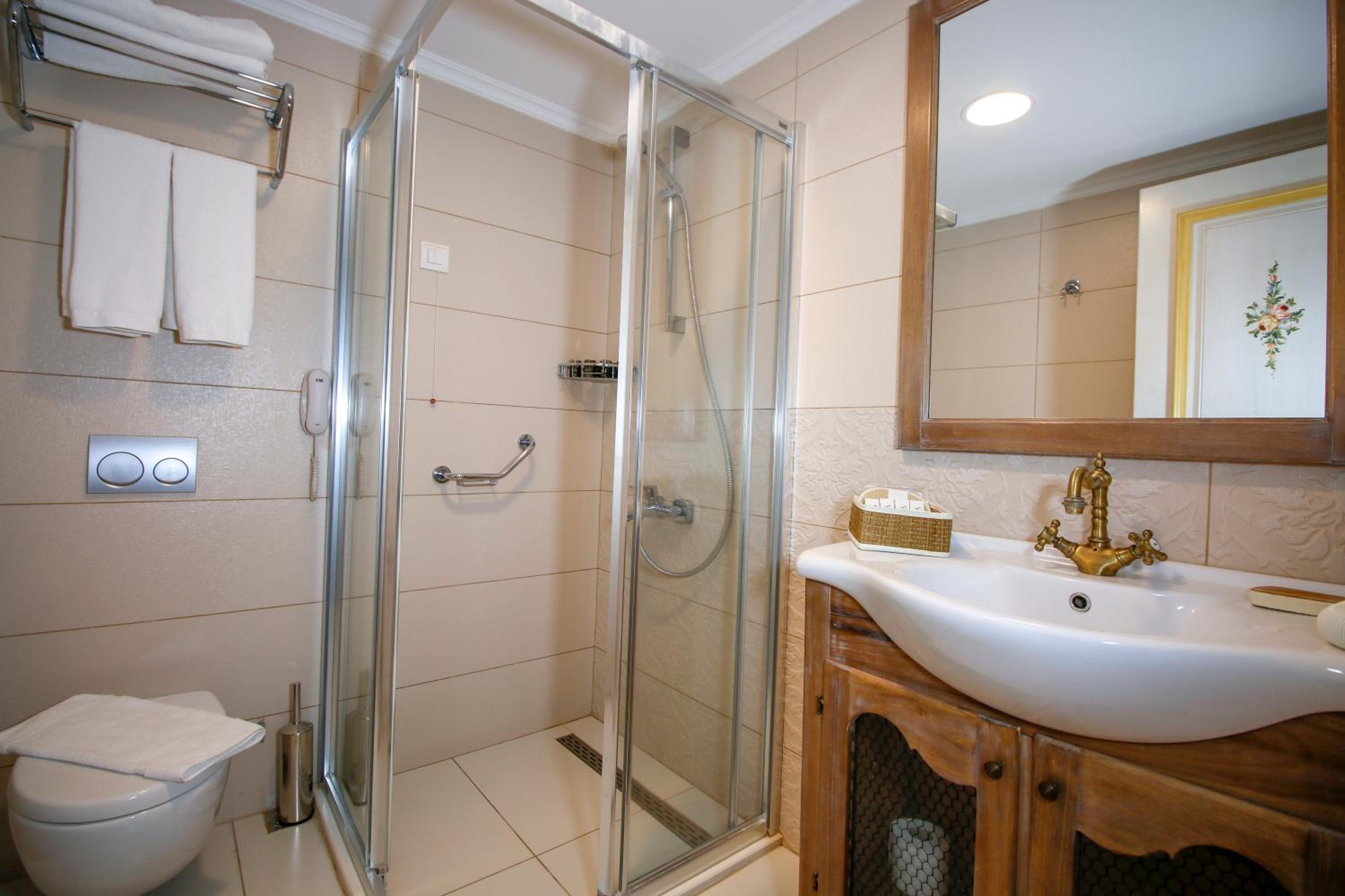 Standard Double Room - Photo 12