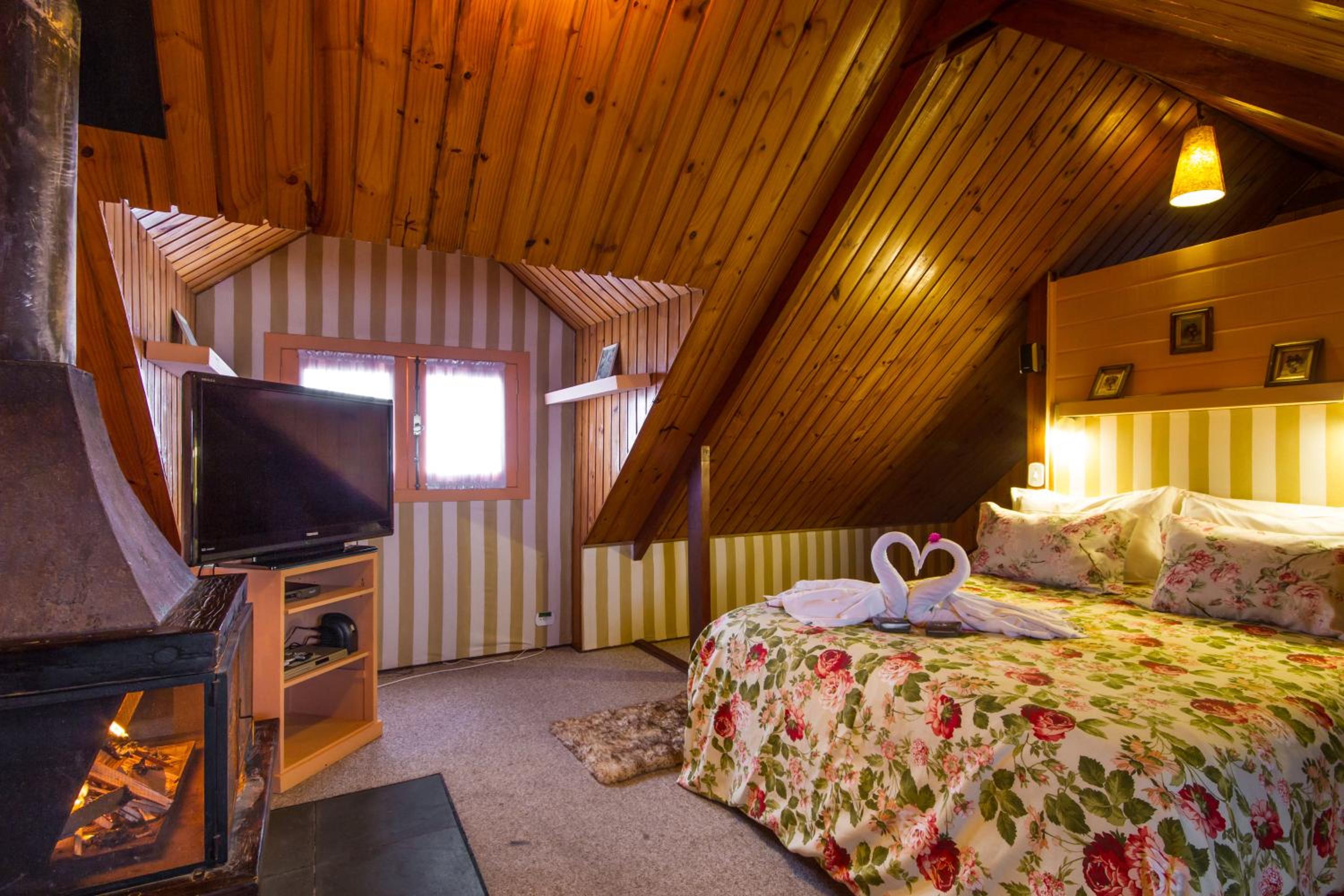 Deluxe Chalet with Bath and Fireplace - Photo 2