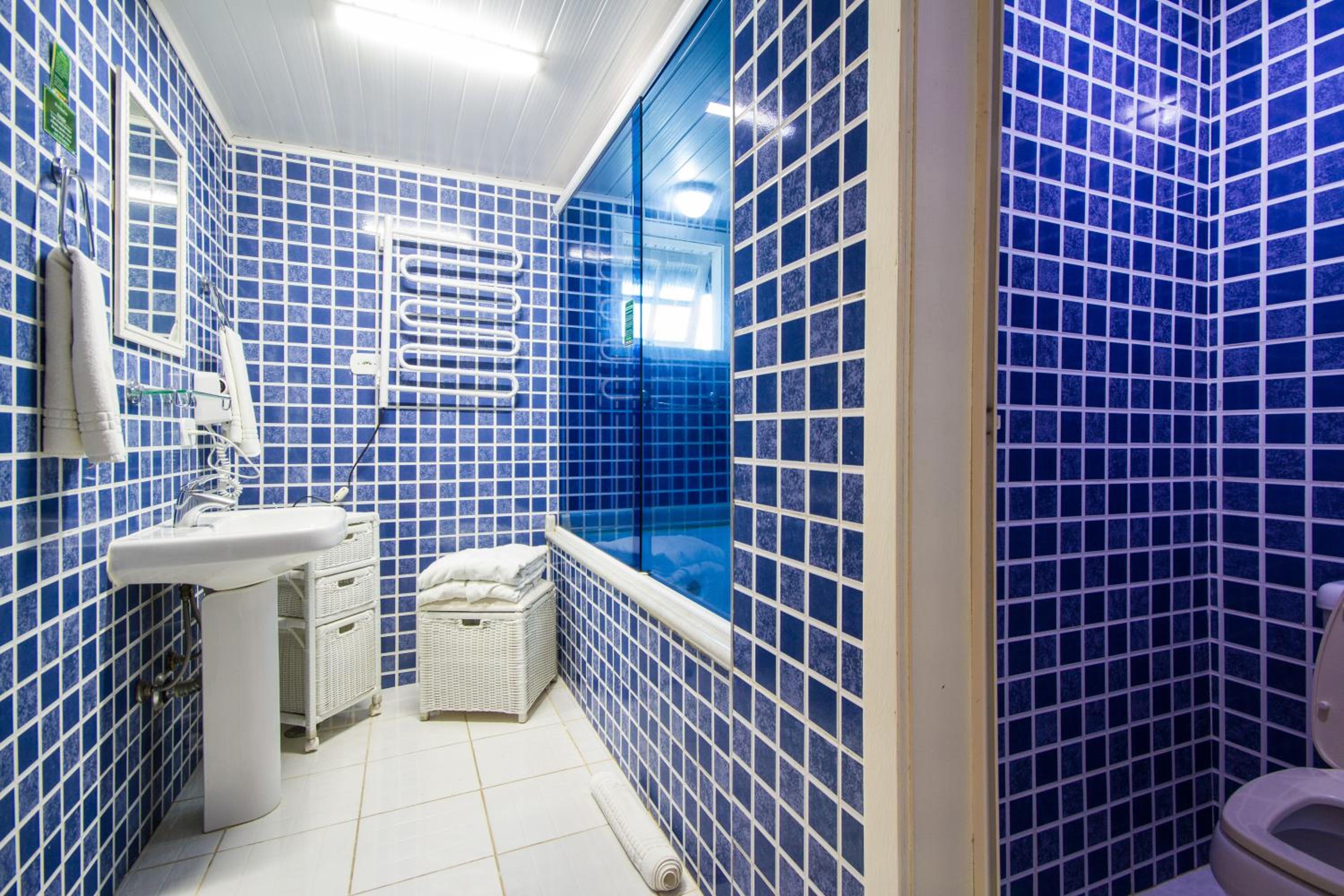 Deluxe Chalet with Bath and Fireplace - Photo 4