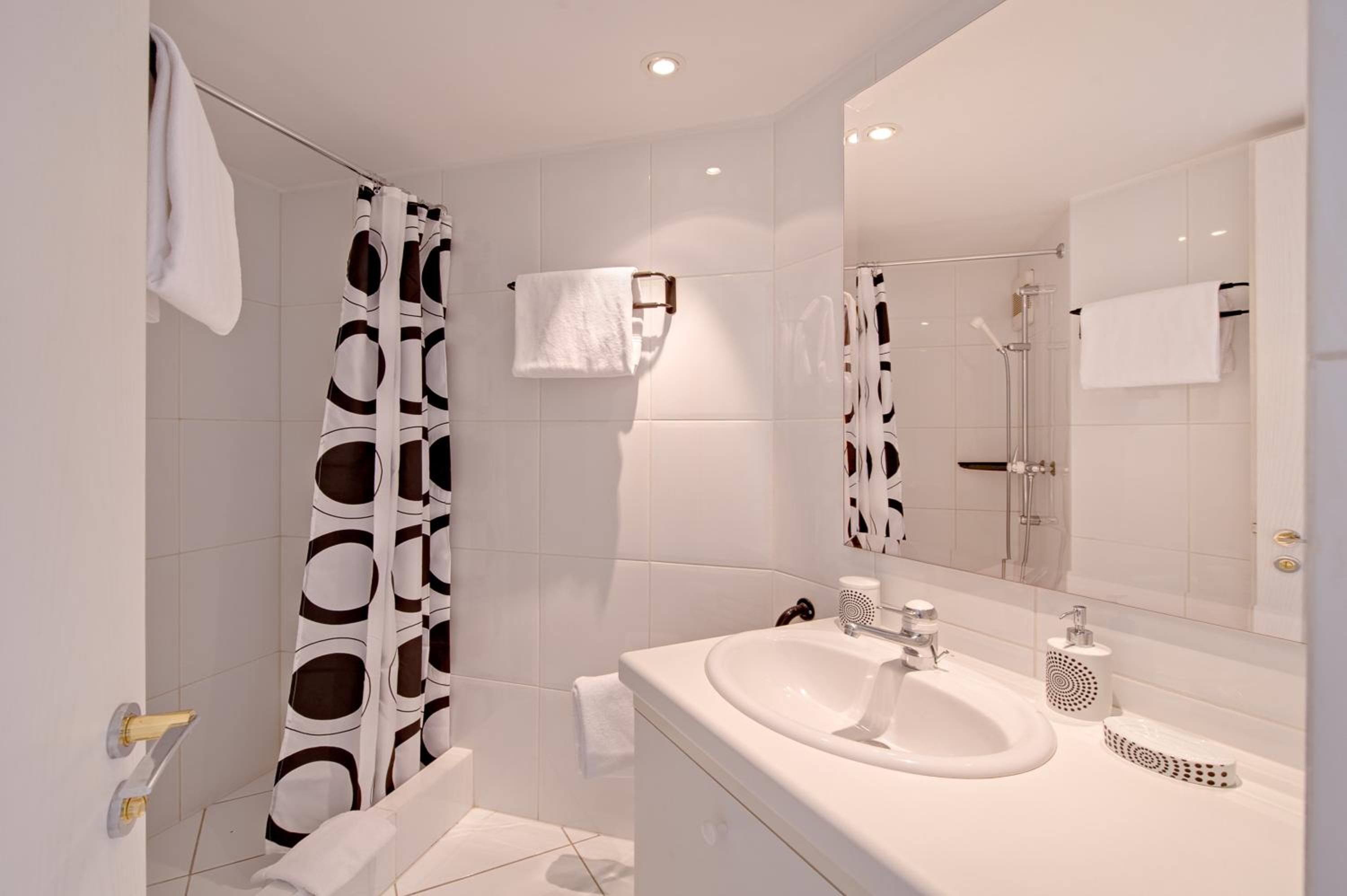 Standard Apartment (2-4 Adults) photo 2