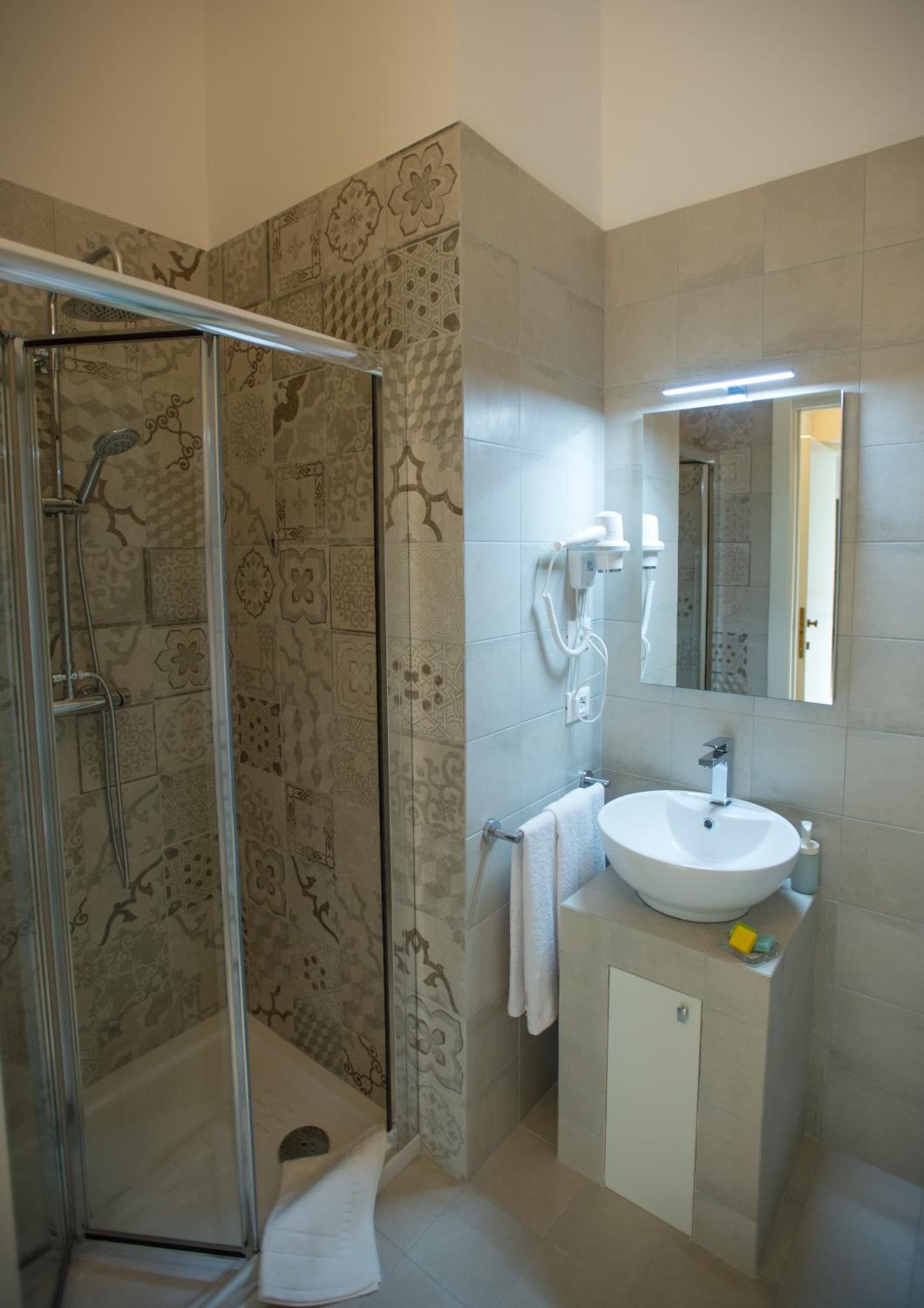 Quadruple Room with Balcony - Photo 2