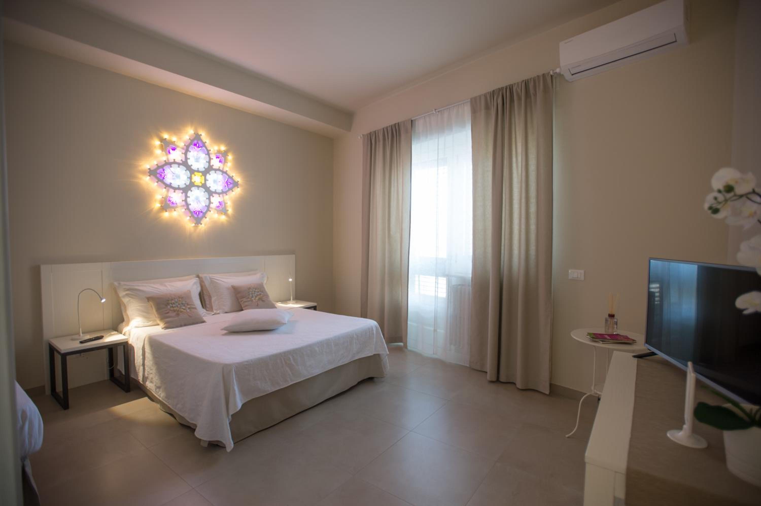 Quadruple Room with Balcony - Photo 5