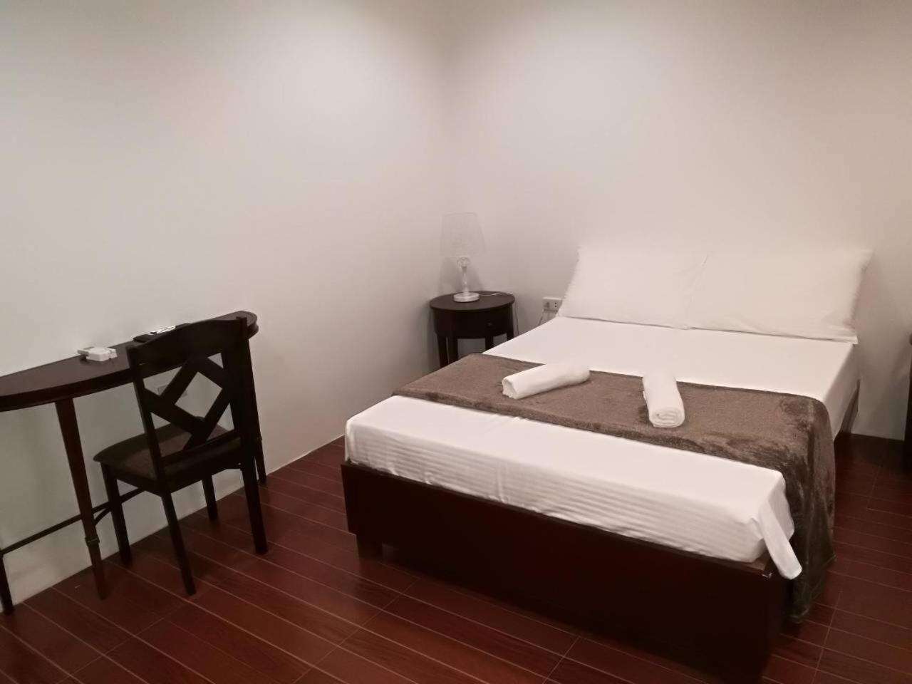 Deluxe Queen Suite - Photo 7