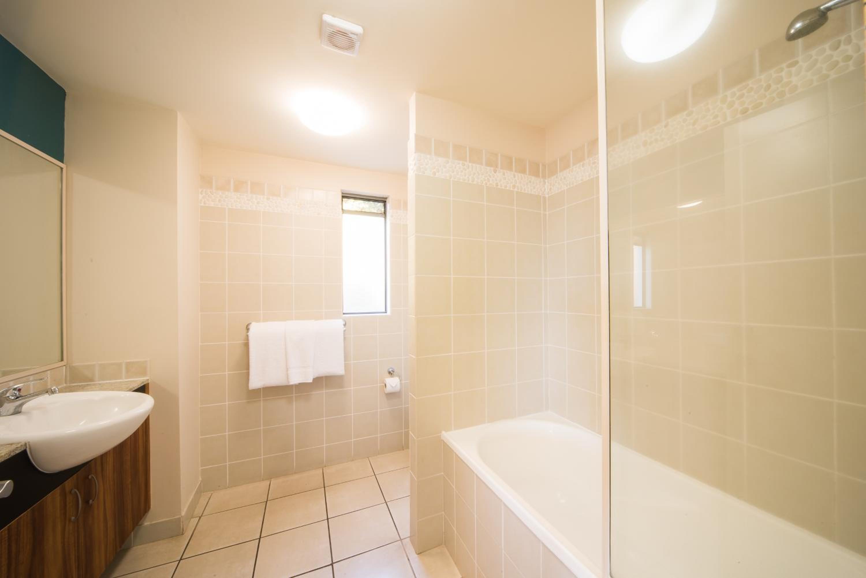 Three-Bedroom Two Bathroom Apartment with Spa Bath and Sea View photo 3