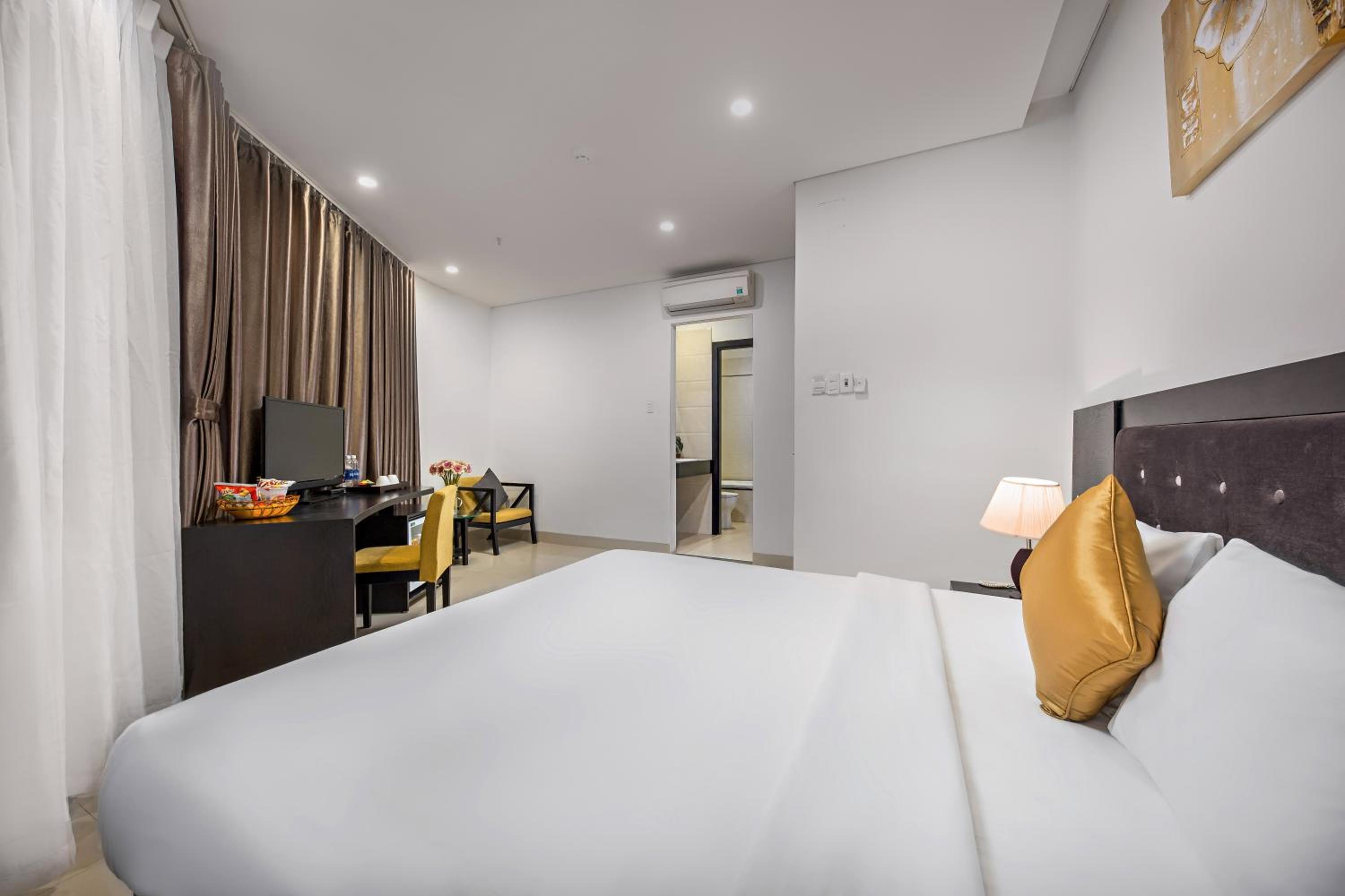 Deluxe Double Room City View with Bathtub - Photo 9
