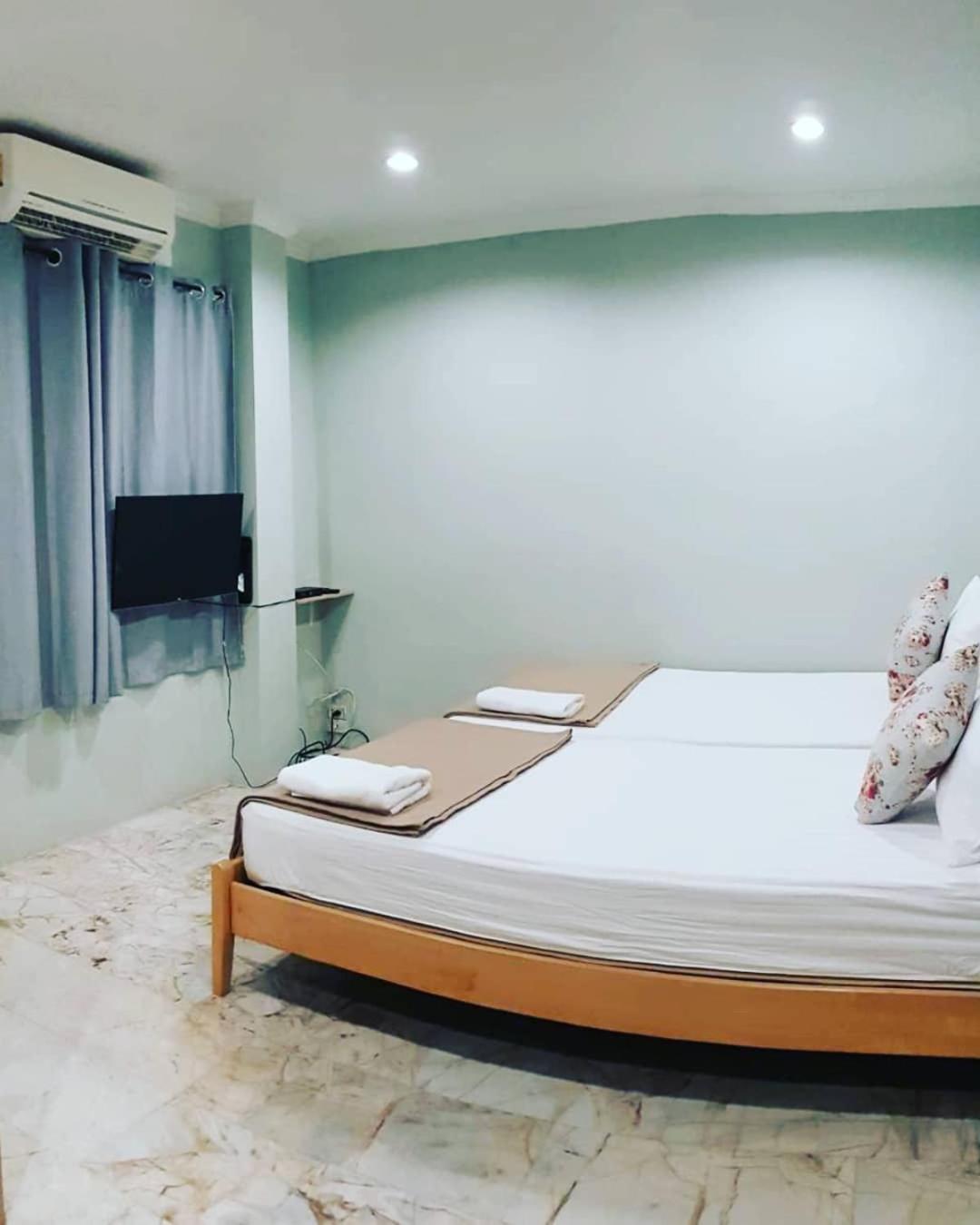 Twin Room with Private Bathroom photo 2