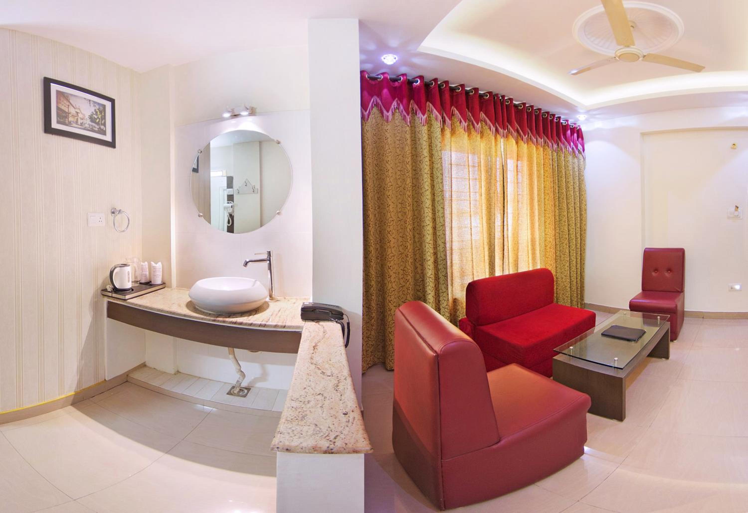 Signature Suite - Photo 9
