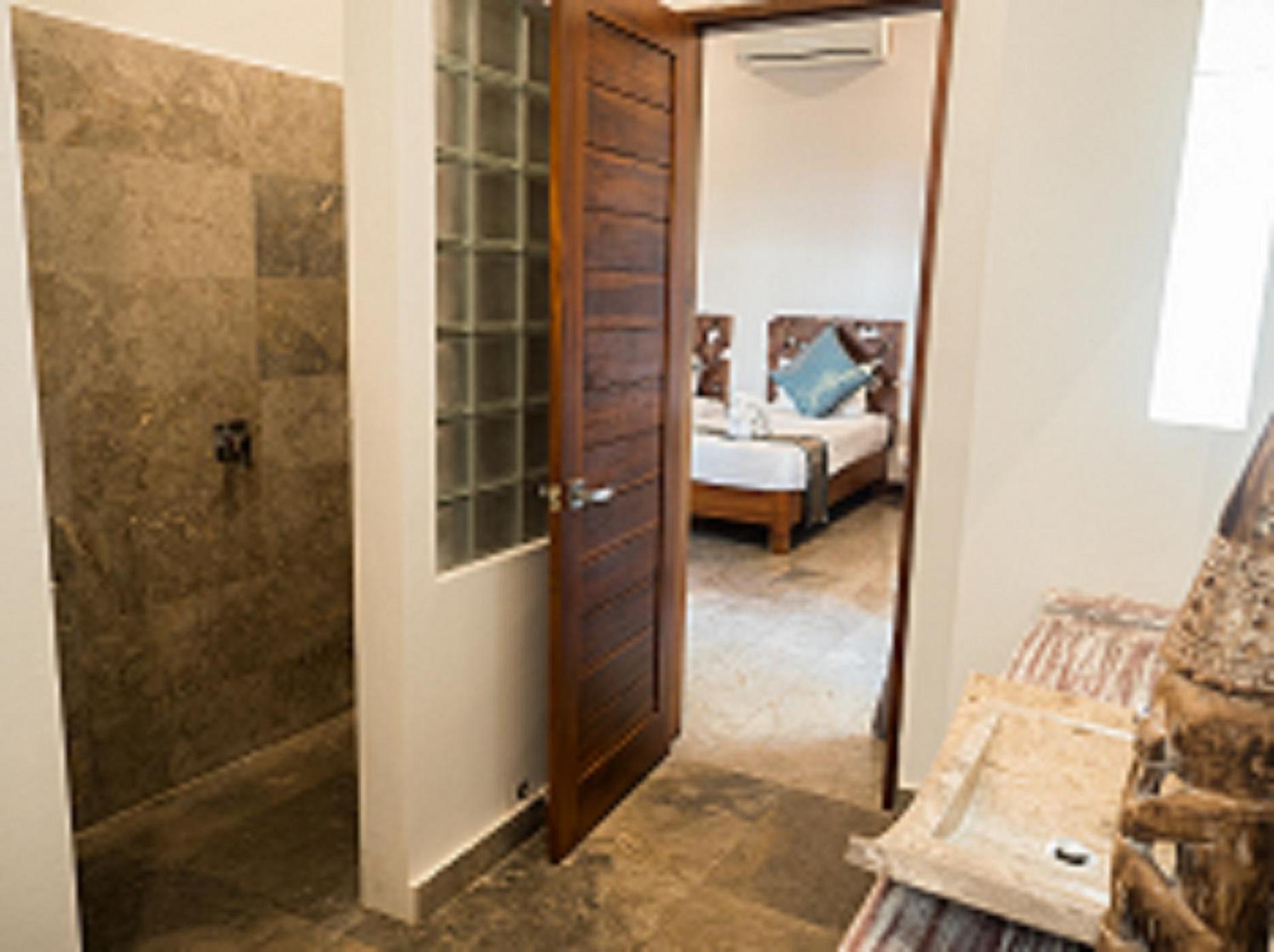 Corner Twin Room - Photo 12