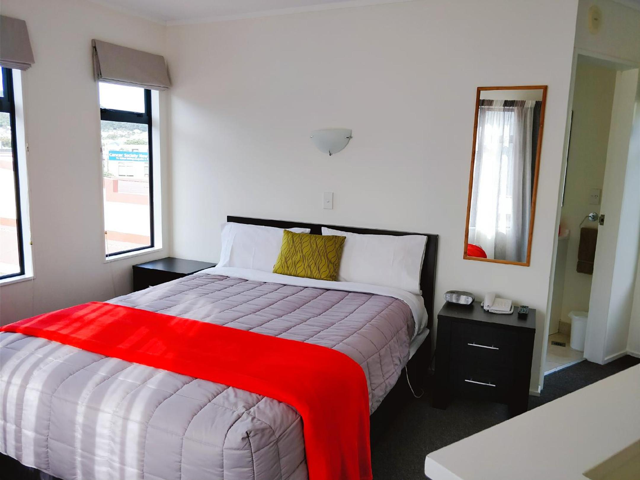 One-Bedroom Suite - Photo 4