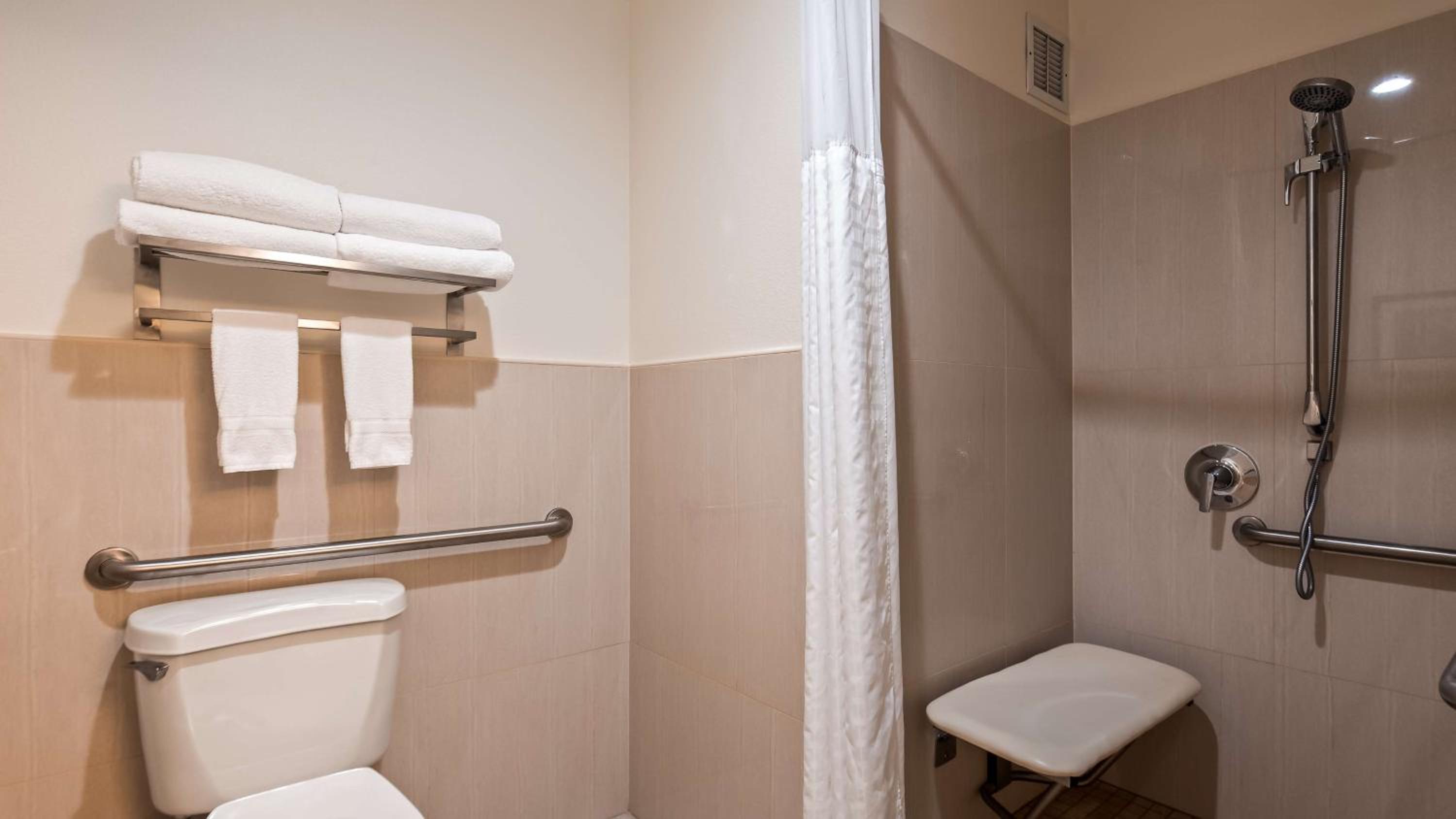 Queen Room with Two Queen Beds and Roll-In Shower - Disability Access/Non-Smoking - Photo 3