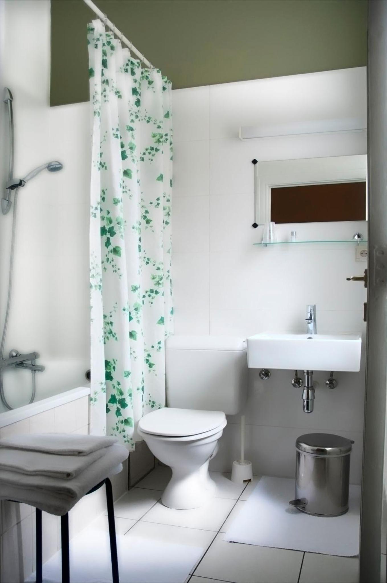 Twin Room with Bath - Photo 11